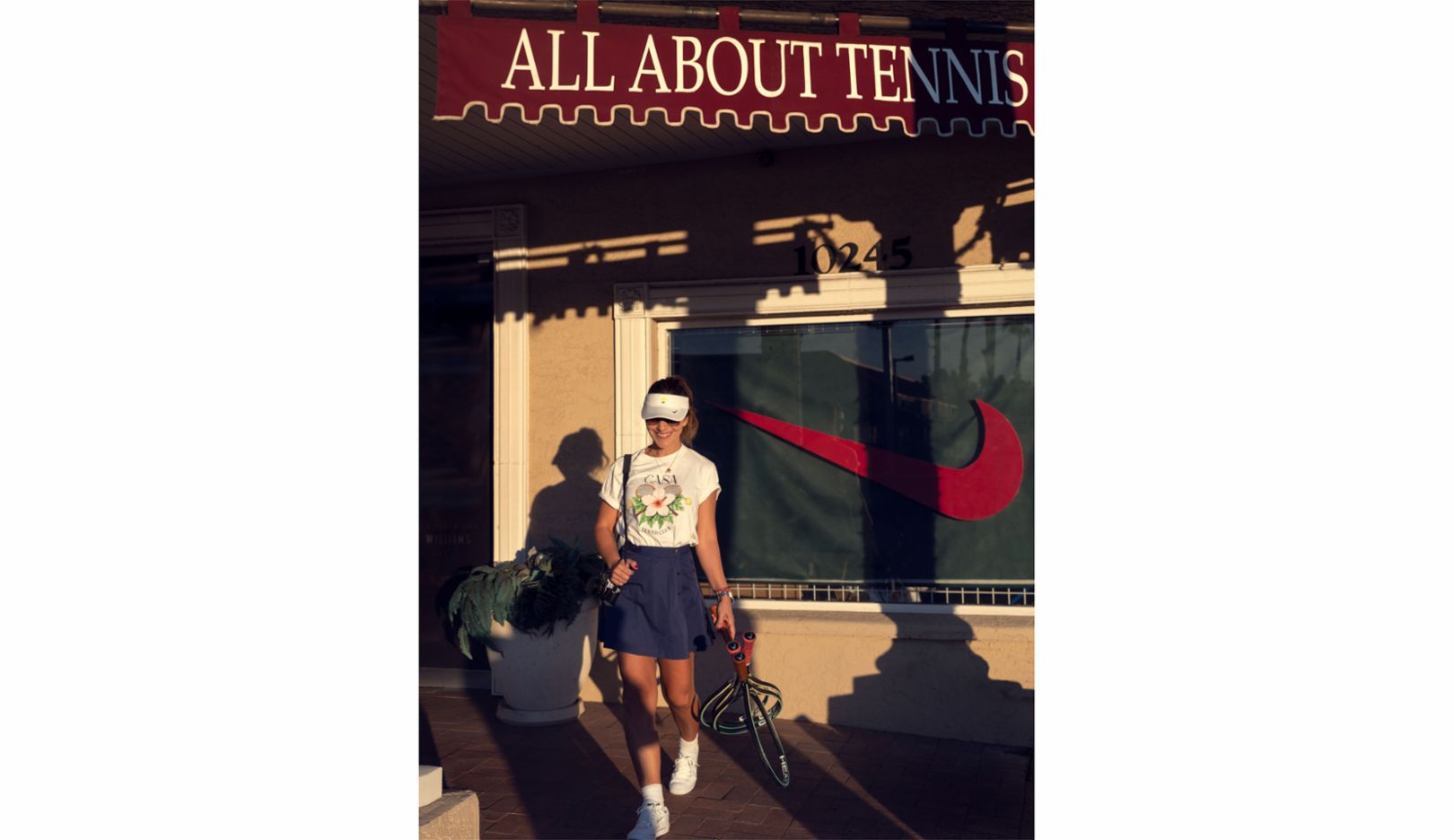 Radka Leitmeritz devant son magasin de tennis préféré à Scottsdale, dans l’Arizona. « J’adore y aller juste pour regarder. Par exemple pendant le cordage des raquettes. » Elle déniche ses tenues de tennis généralement sur Internet, avec une préférence pour les looks vintage. La photographe trouve que les joueuses de tennis des années 80 et 90 exprimaient plus leur personnalité à travers leurs habits, ce qui explique pourquoi elle collectionne les jupes de ces deux décennies. 