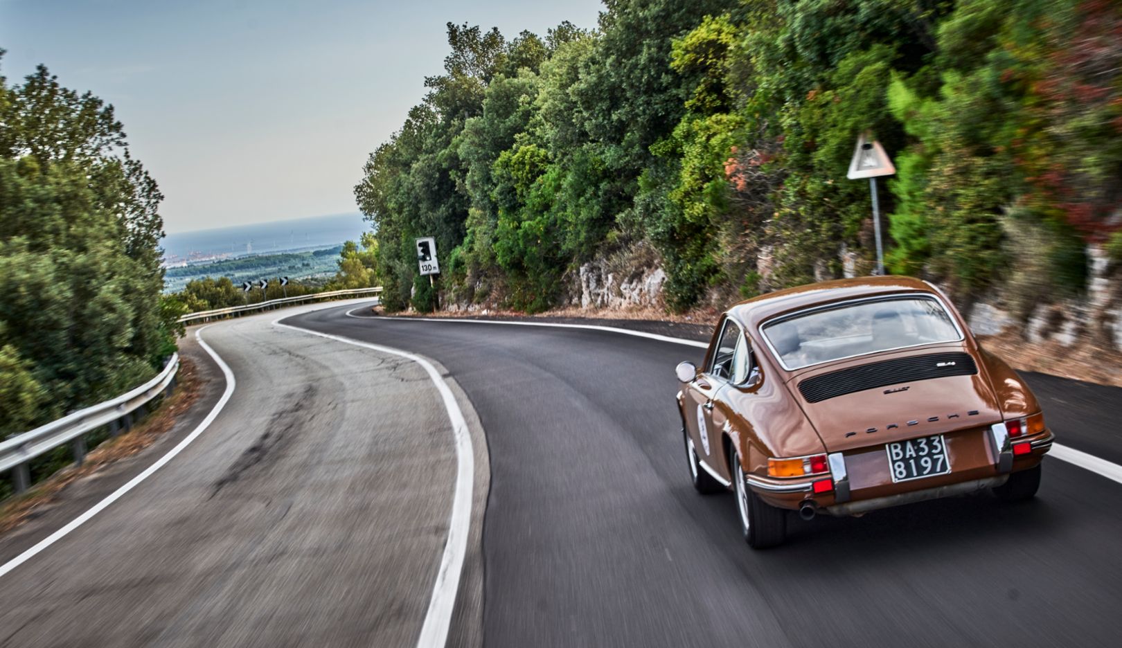 Elegancia en marrón sepia: el 911 TE del año 1972, en la ruta hacia el mar.