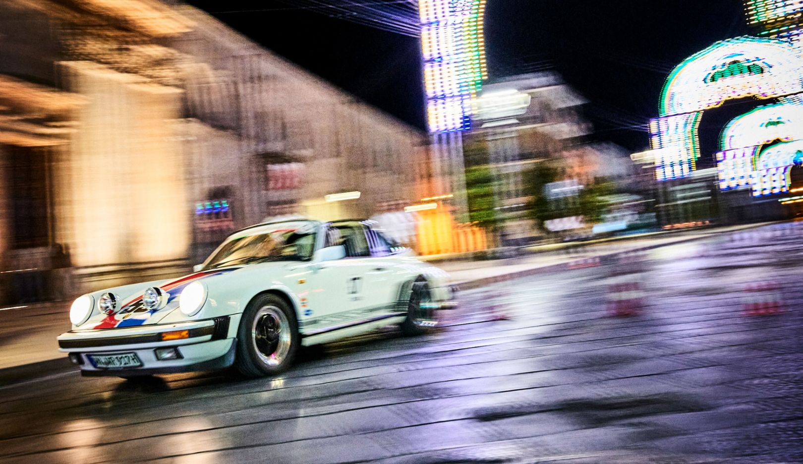 夜晚亮點：曼都利亞燈光搖曳之間，1986 年生產的 911 Carrera Targa 在例行駕駛中現身。