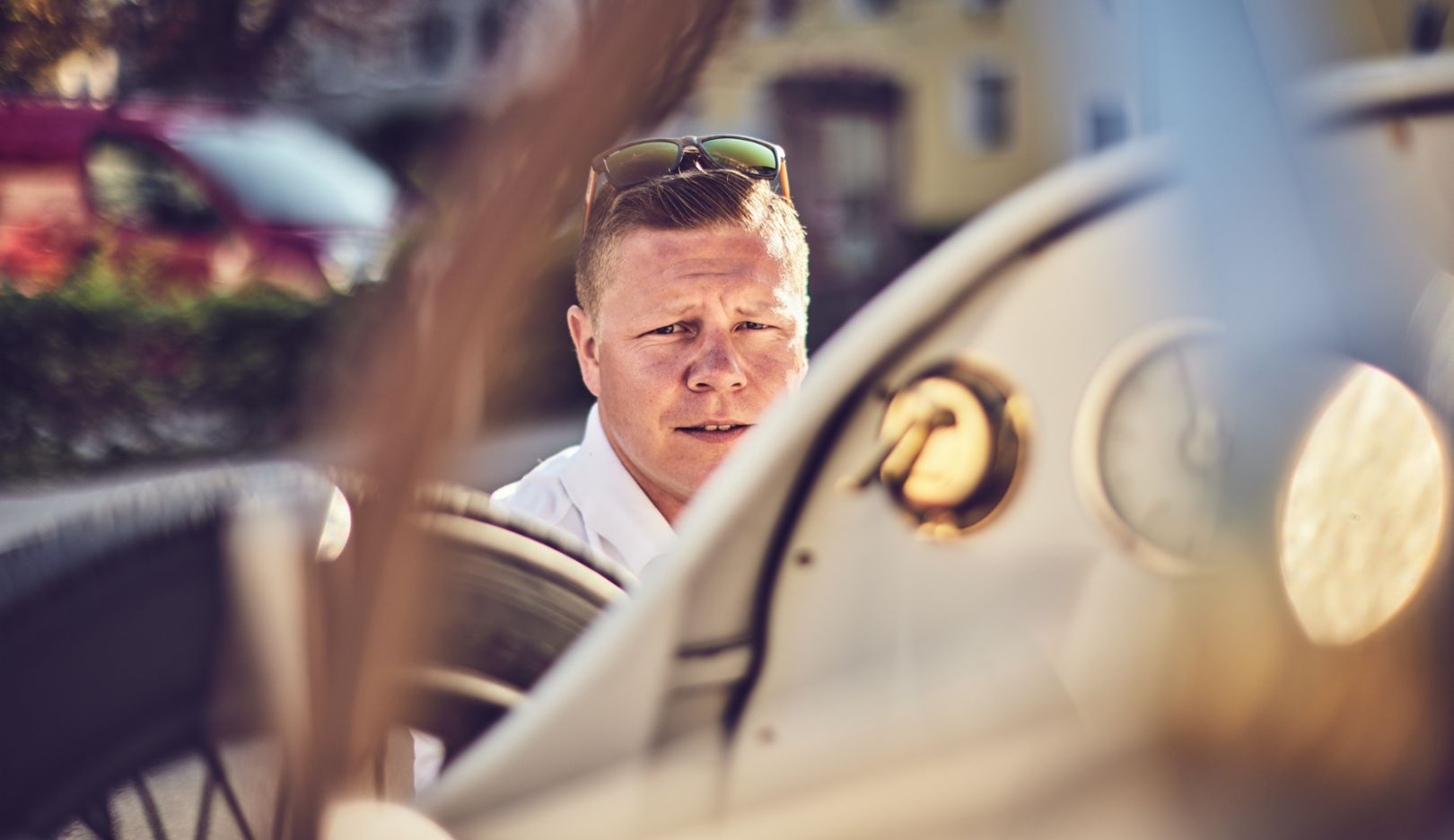 Jan Heidak, autotechnicus in de garage van het Porsche Museum, maakt Sascha klaar voor de rit door Wiener Neustadt.