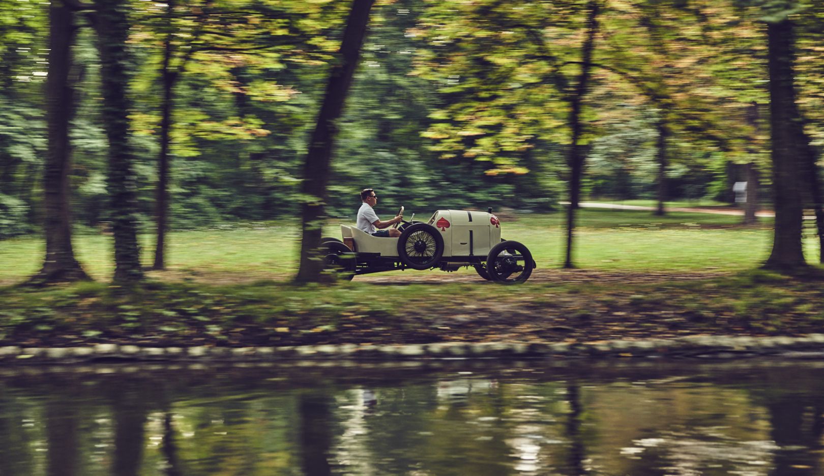 In het Akademiepark rijdt Heidak met Sascha langs de Mühlbach. 