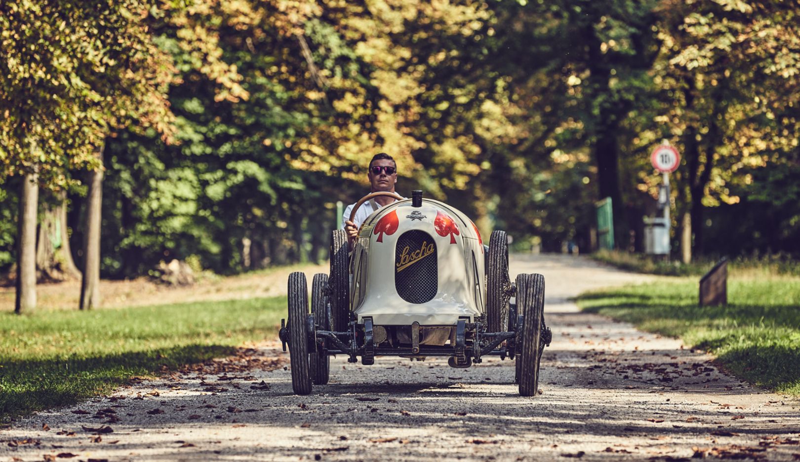 De racewagen uit 1922 voelt zich ook thuis op zand.