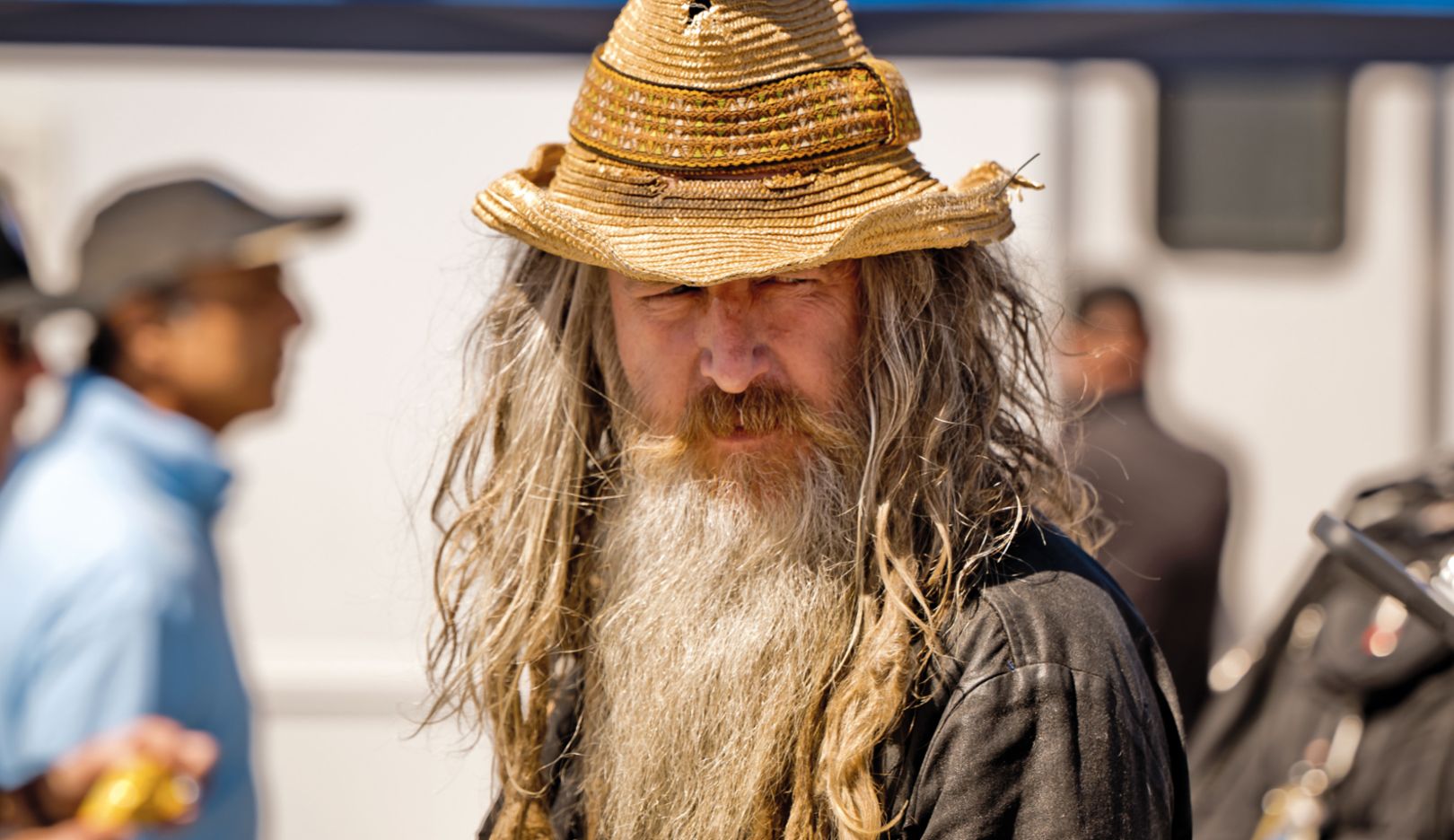 “Een Porsche prikkelt al mijn zintuigen. Hij klinkt goed, ziet er goed uit, voelt goed aan en ruikt goed. Hij is veel meer dan alleen een auto die je van A naar B brengt. Hij staat voor een lifestyle.” Magnus Walker