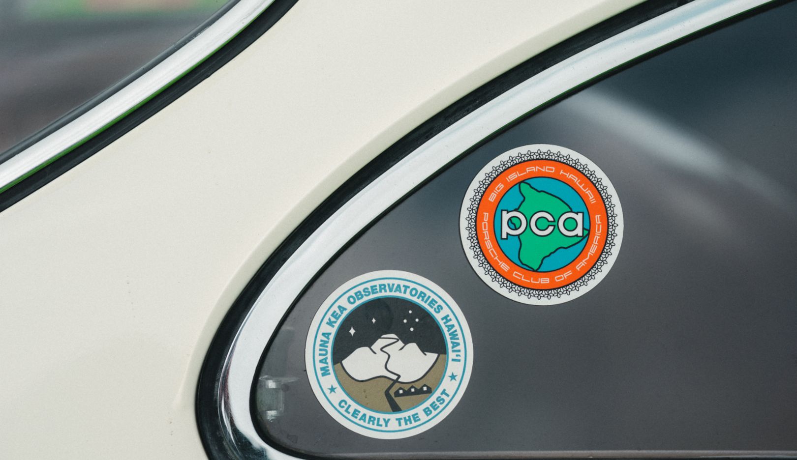 Big Island, son île d’adoption : les autocollants sur la fenêtre de la 356 illustrent à merveille les passions de Mench – Porsche et la vie insulaire.