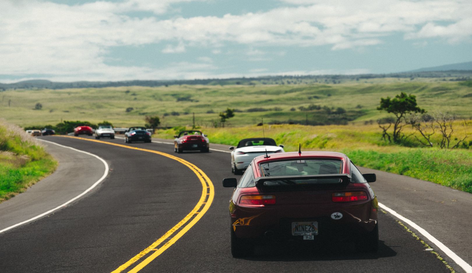 Lors de la sortie mensuelle du club, nous prenons la route avec de nombreux modèles classiques de Porsche.