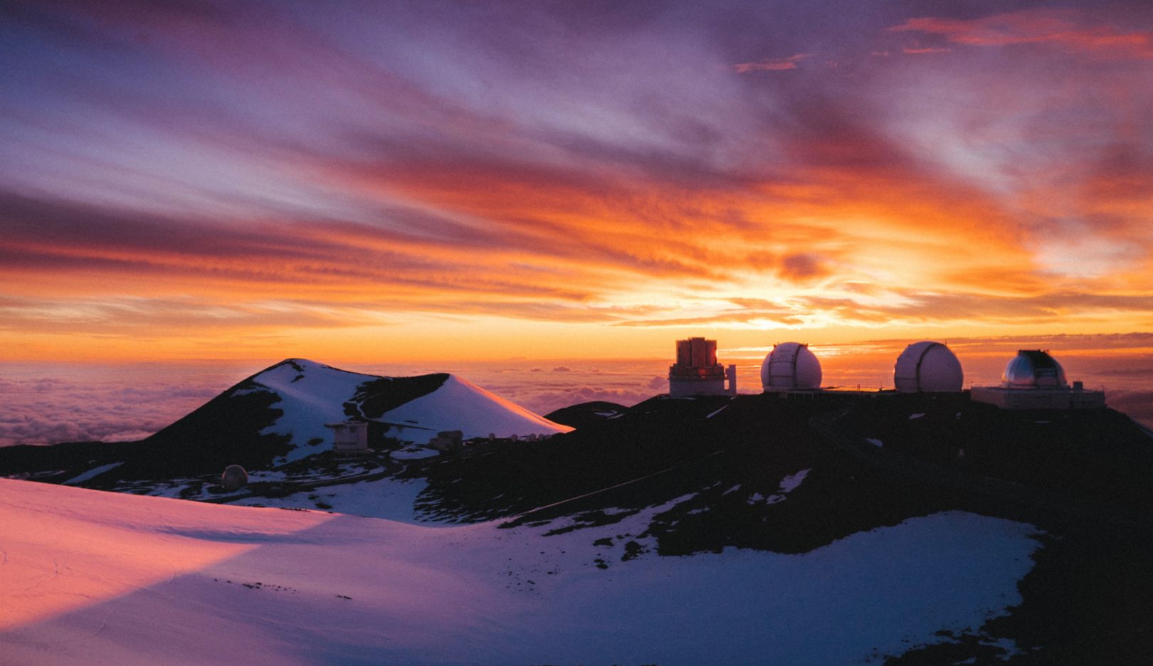 4,200メートルの火山の頂上で迎える日の出。マウナケア天文台は現在、最も重要な天文学施設の一つ。