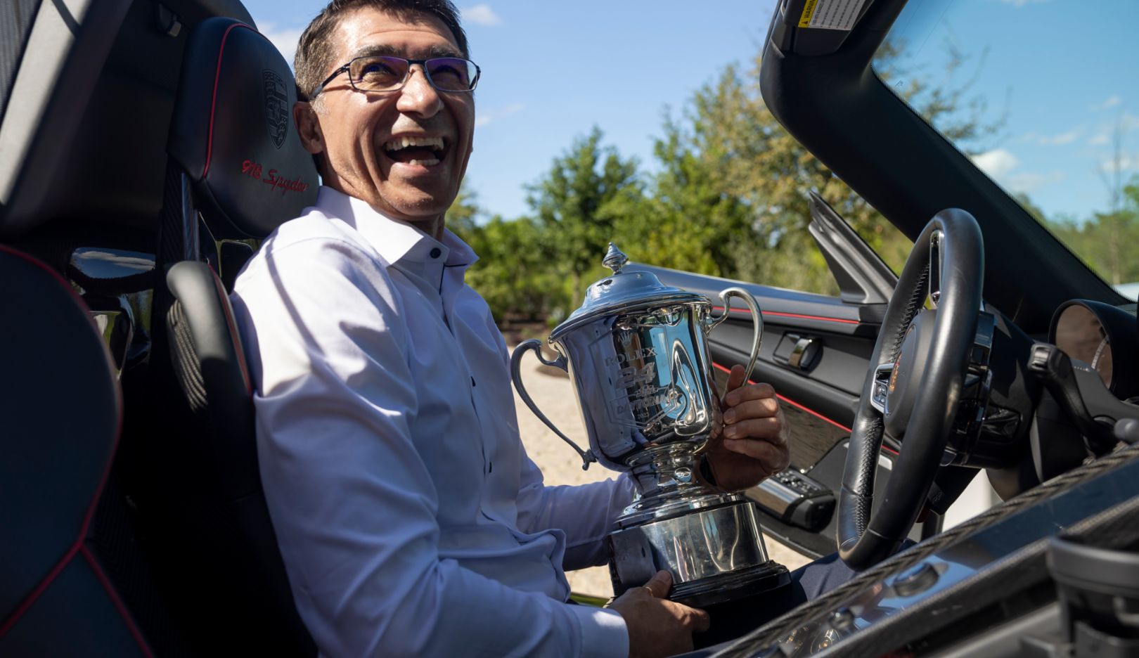 Recuerdo triunfal: Poordad, con uno de sus numerosos trofeos.