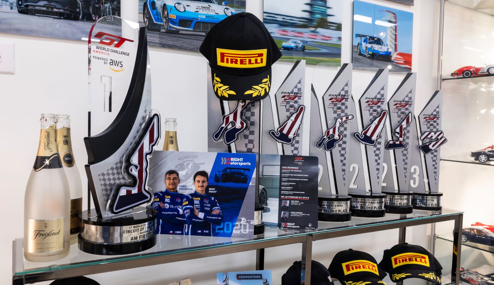 En el garaje de Poordad todo está bajo el signo de Porsche Motorsport.