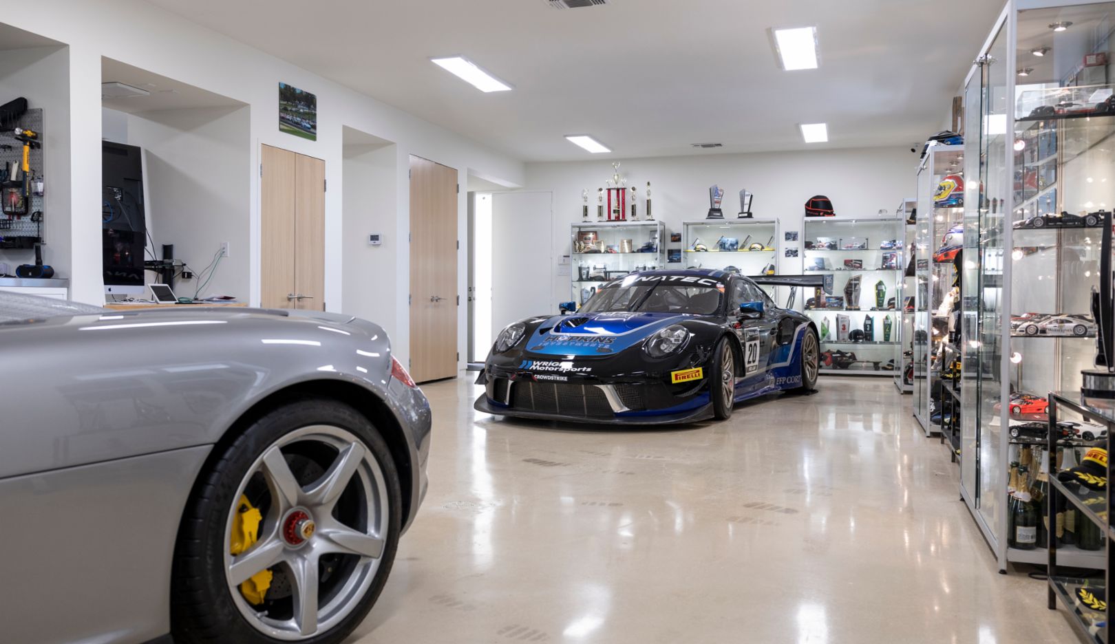 El 911 GT3 Cup ante la pared de trofeos.