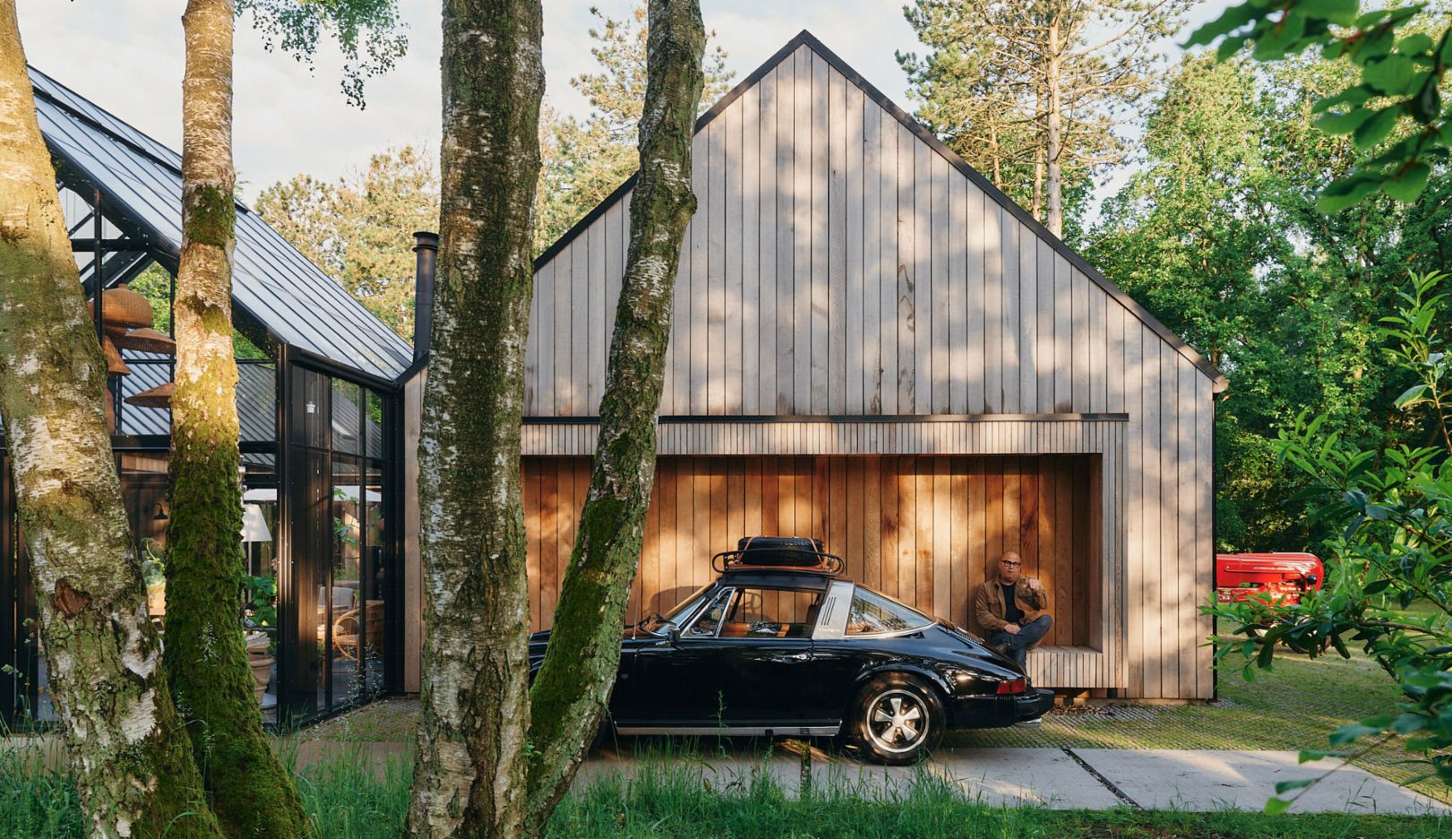 Per circa un anno, il designer e architetto Bruno Jakobsen ha osservato come la luce cambia qui, nel bosco. Oggi, in tanti punti riesce a trovare un posto soleggiato.