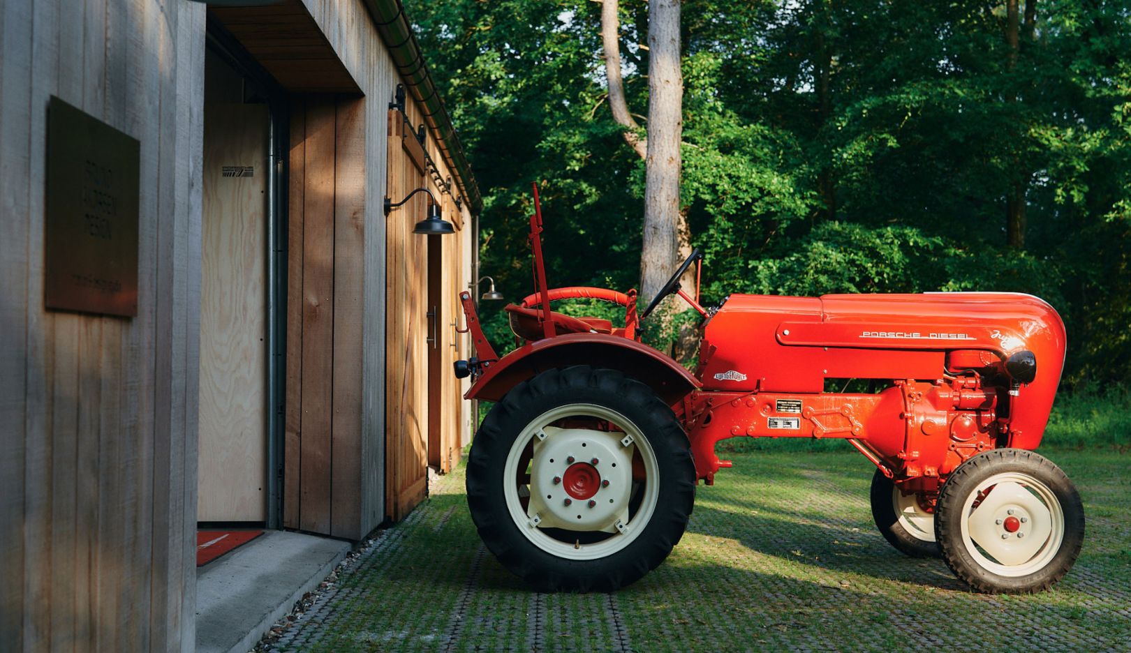 Appassionato di vetture classiche Porsche, Jakobsen possiede anche il trattore cult Porsche Junior, anno di costruzione 1960.