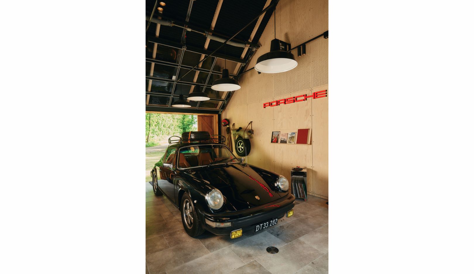 La Barnhouse Box è riservata esclusivamente alla 911 di Jakobsen. Tutt’attorno, la stanza è adornata da numerosi gadget e articoli legati al marchio Porsche.