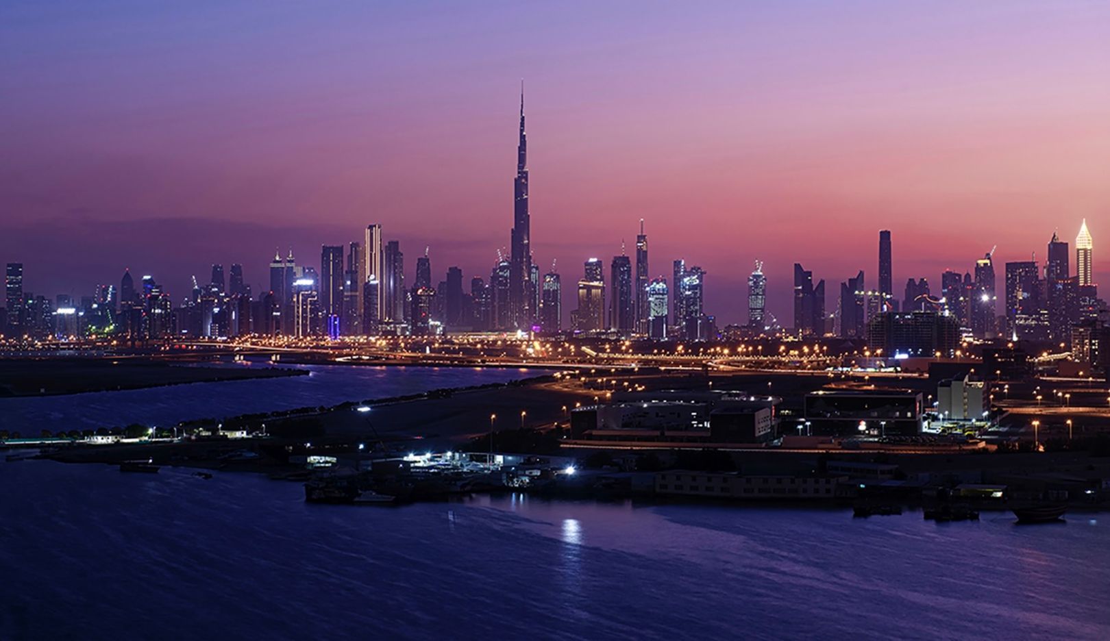 Dubaï au crépuscule : le Burj Khalifa trône au-dessus de tout, avec ses 828 mètres, il est le plus haut gratte-ciel au monde.