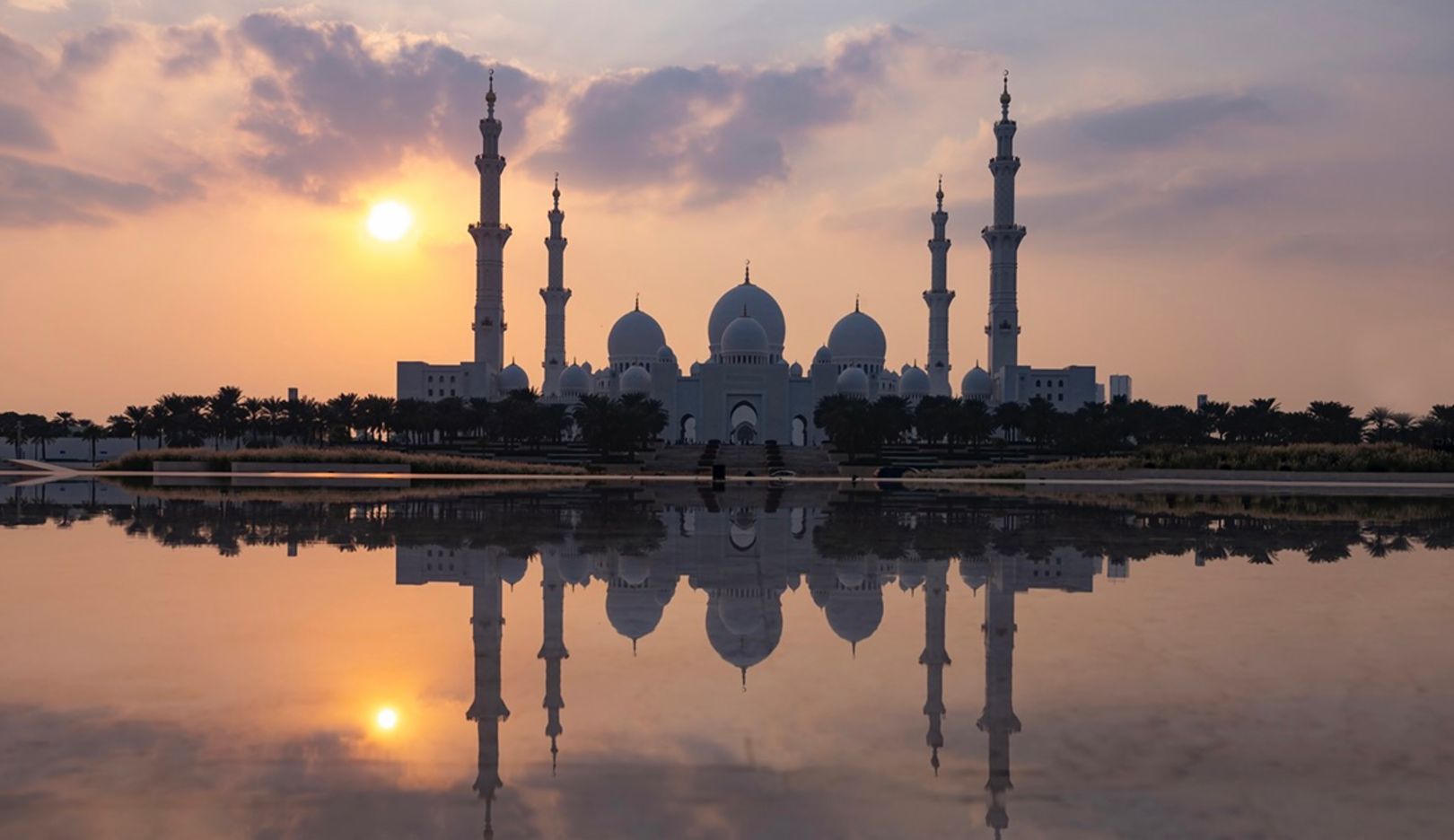 Vue sur la mosquée Cheikh Zayid qui peut accueillir 40 000 personnes.