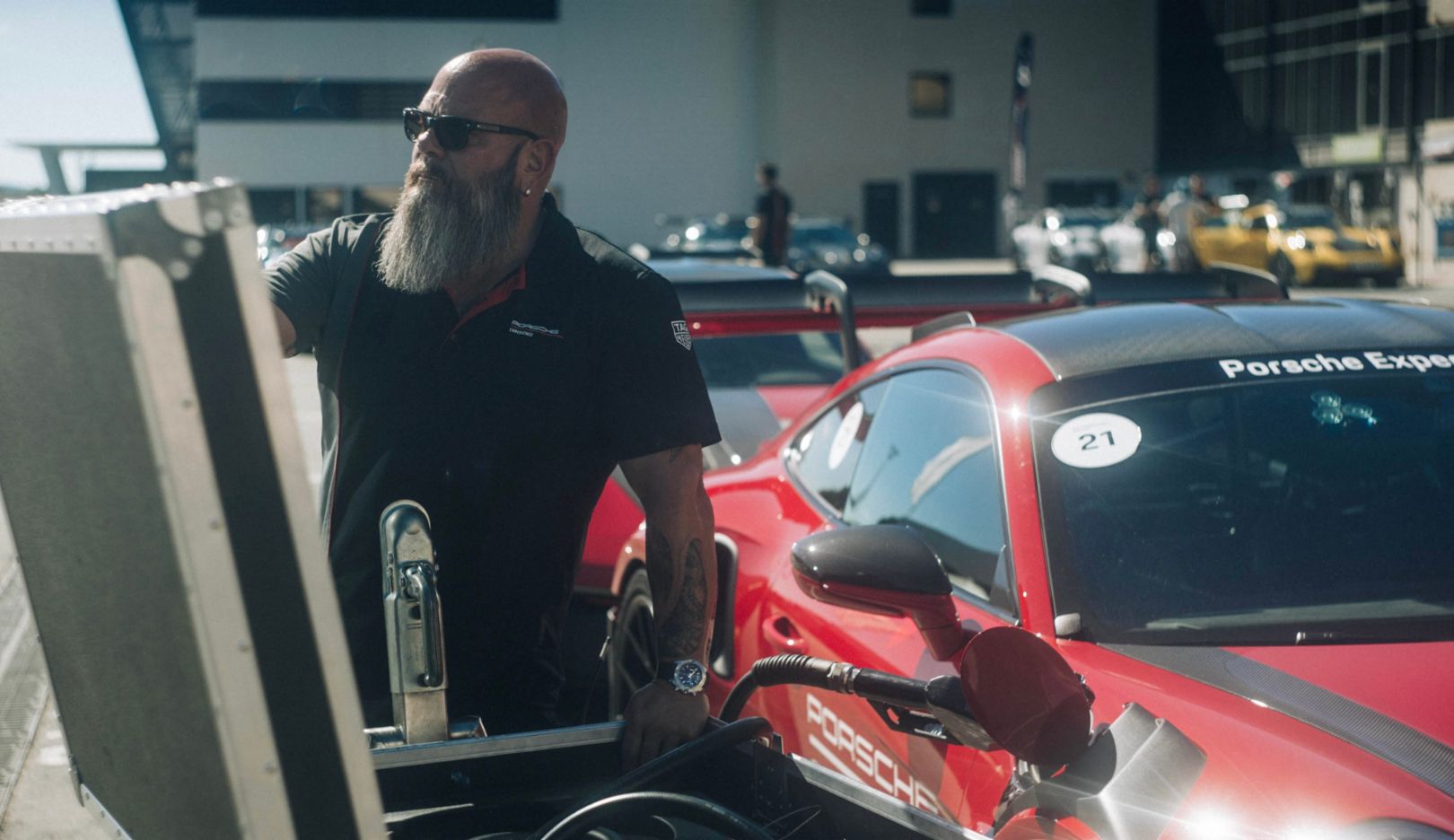 Altijd klaar voor actie: tussen de rijsessies door werkt het Porsche Track Experience-team onvermoeibaar door om de voertuigen klaar te maken voor het circuit.