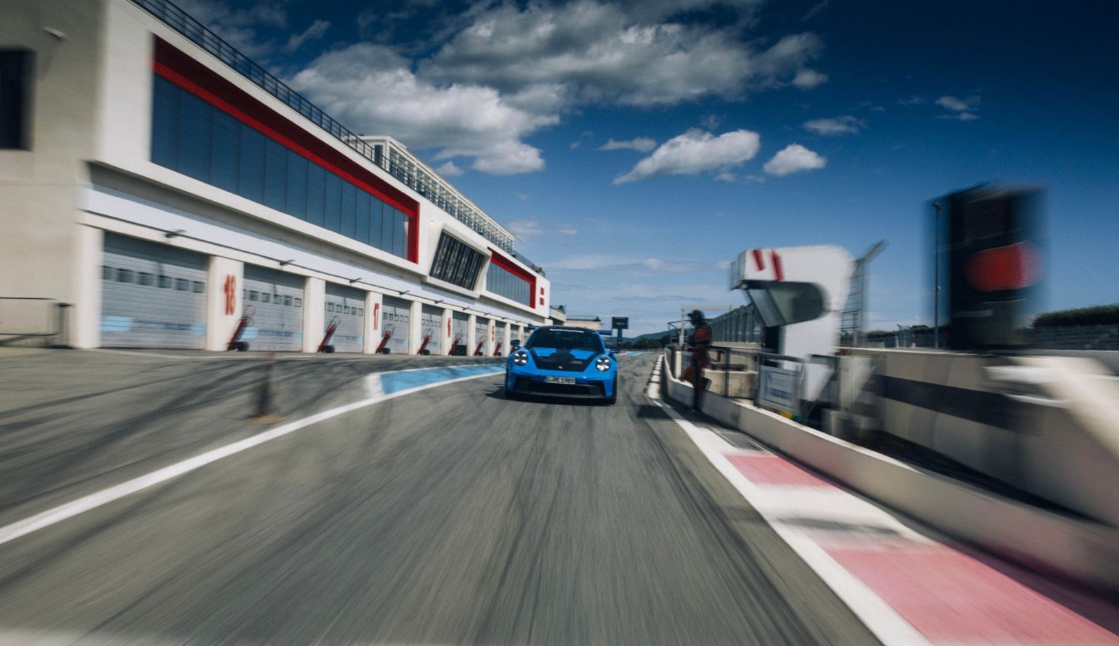 De pitstraat van het Circuit Paul Ricard in het Franse Le Castellet. De deelnemers beginnen hun rijervaring vanaf hier. 