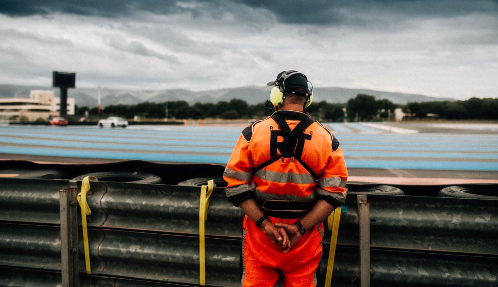 Het evenement is niet alleen een belevenis voor de coureurs – ook de marshals kijken met belangstelling toe.