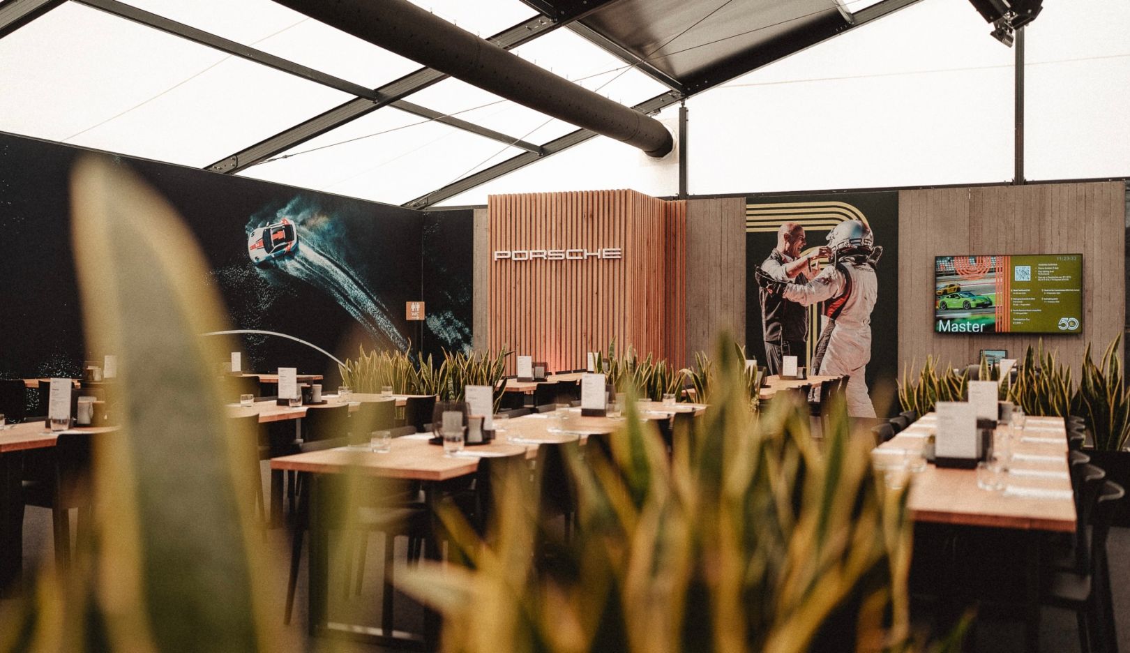 Het maakt niet uit waar de Track Experience plaatsvindt: de hospitality, een groot gedeelte met loungemeubelen, koffiebar en relaxruimte, is altijd inbegrepen.