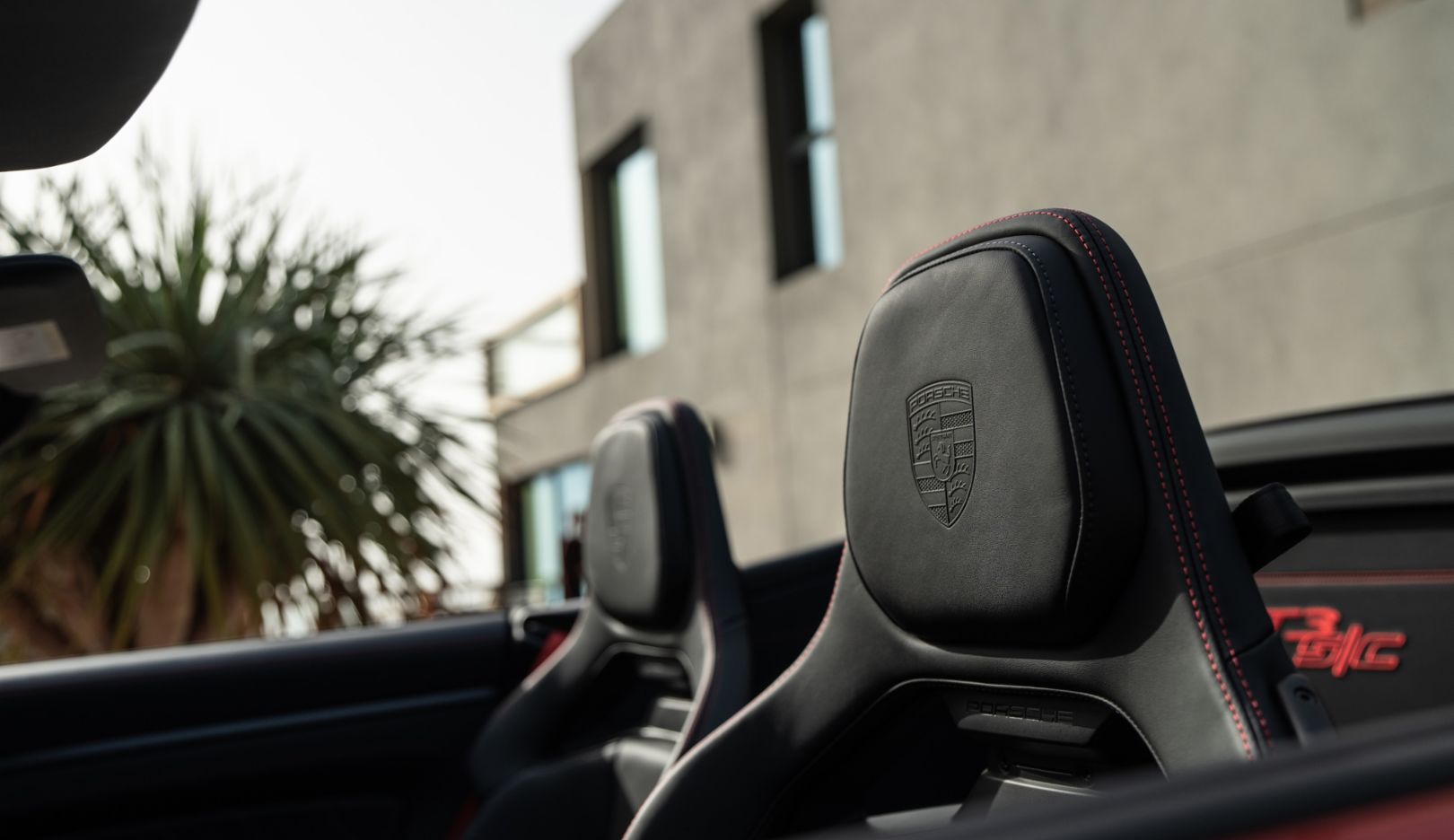 Ambiente elegante: No interior de couro preto de série, o automobilismo purista se soma a detalhes sofisticados.	