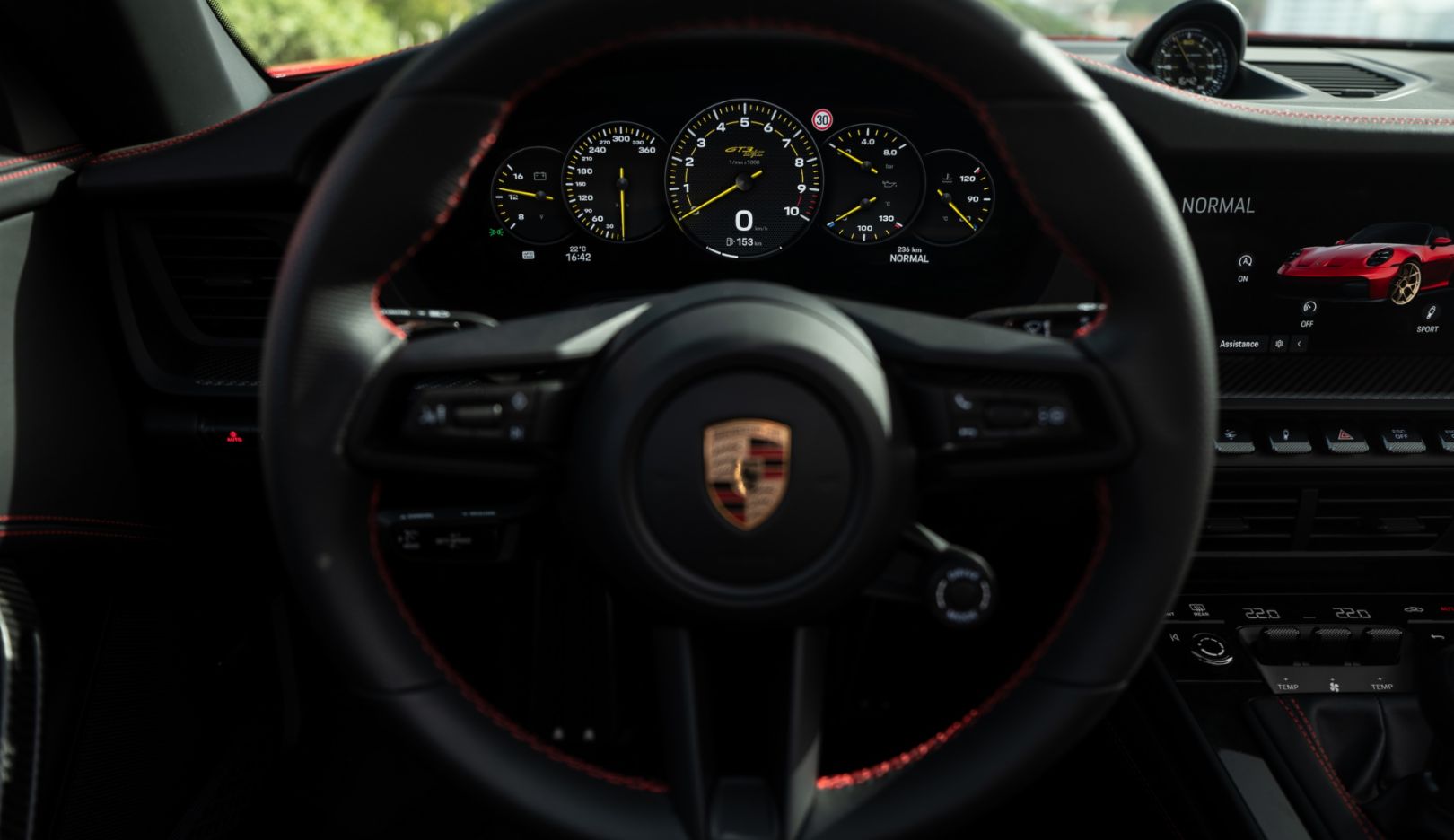 Tudo à vista: O cockpit é totalmente focado no condutor e promete a agilidade típica do GT.