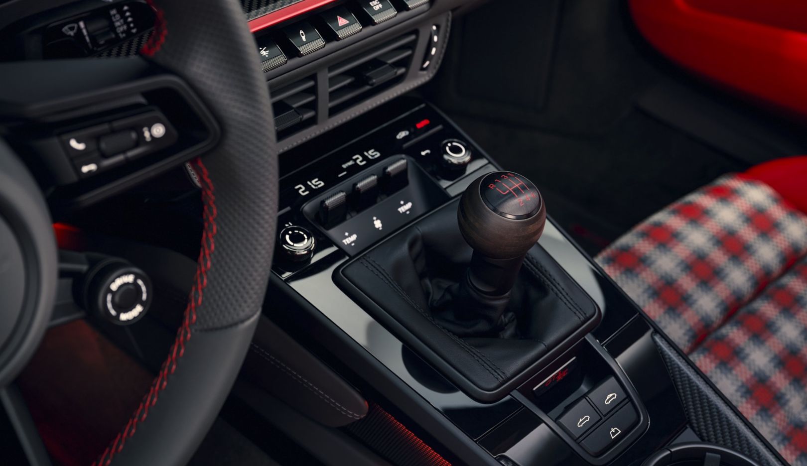 Puro prazer de condução: Feito para quem gosta de dirigir, o GT3 aberto vem com câmbio manual esportivo de seis marchas e uma refinada esfera de madeira laminada.
