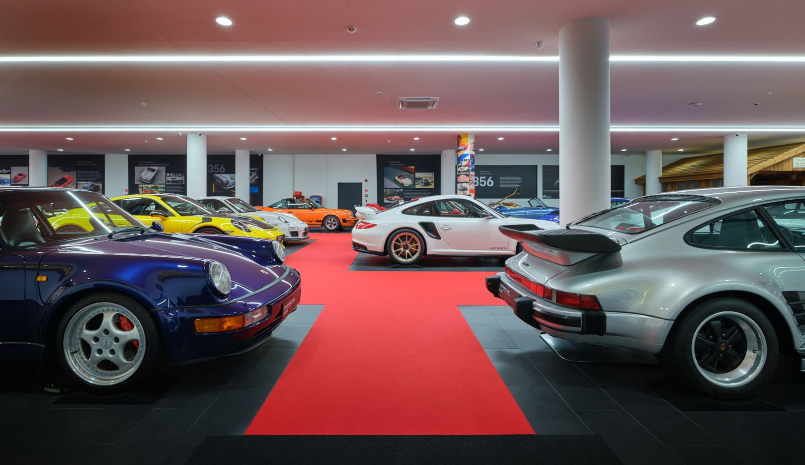 Coleção potente: O acervo particular de Ivaylo Popivantchev inclui mais de 100 veículos – com vários modelos Turbo do 911, incluindo a geração 964 (azul), a 996 (branco) e a Série G (prata).