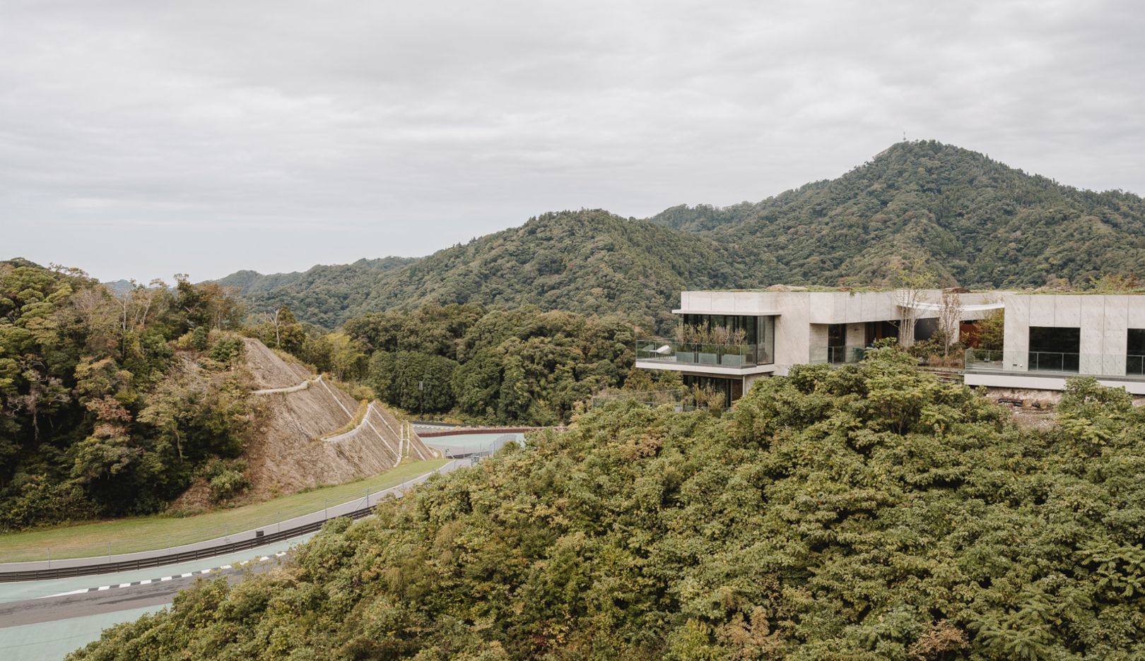 Nas alturas: Escondida nas colinas exuberantes do Japão, fica uma das pistas de corrida privadas mais exclusivas do mundo.