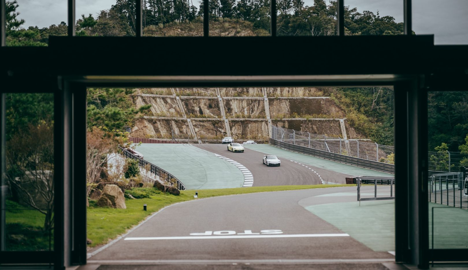 Hora do show: No fim da garagem, abre-se o portão para a pista – e para a adrenalina.