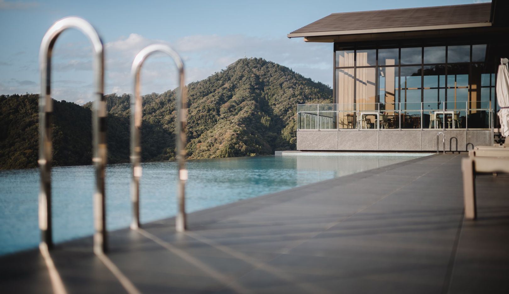 Pit stop: A piscina de borda infinita do clube oferece o oásis perfeito para relaxar depois das corridas.