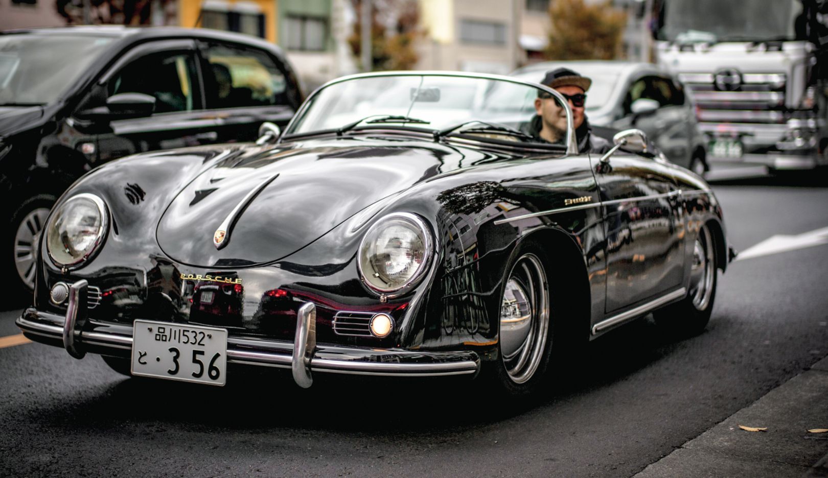 Saisir l’instant : Une 356 Speedster immortalisée lors d’une promenade à Tokyo. Les modèles Porsche sont extrêmement photogéniques.