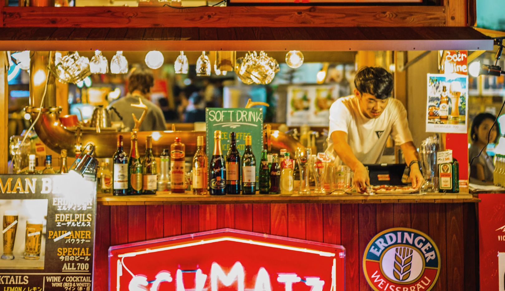 Um gostinho de Alemanha: em Tóquio, André Lotterer descobriu esta barraquinha, “Schmatz”, que o lembra de seu país de origem – por causa do “Schnitzelburger”, salsichas e cerveja alemã