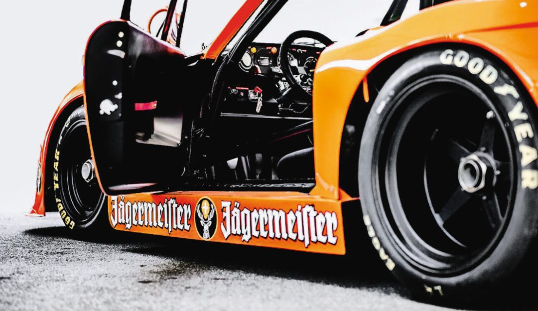 자, 타세요: 라구나 세카 레이싱스포츠 리유니언에서 촬영한 포르쉐 935 K3의 콕핏.