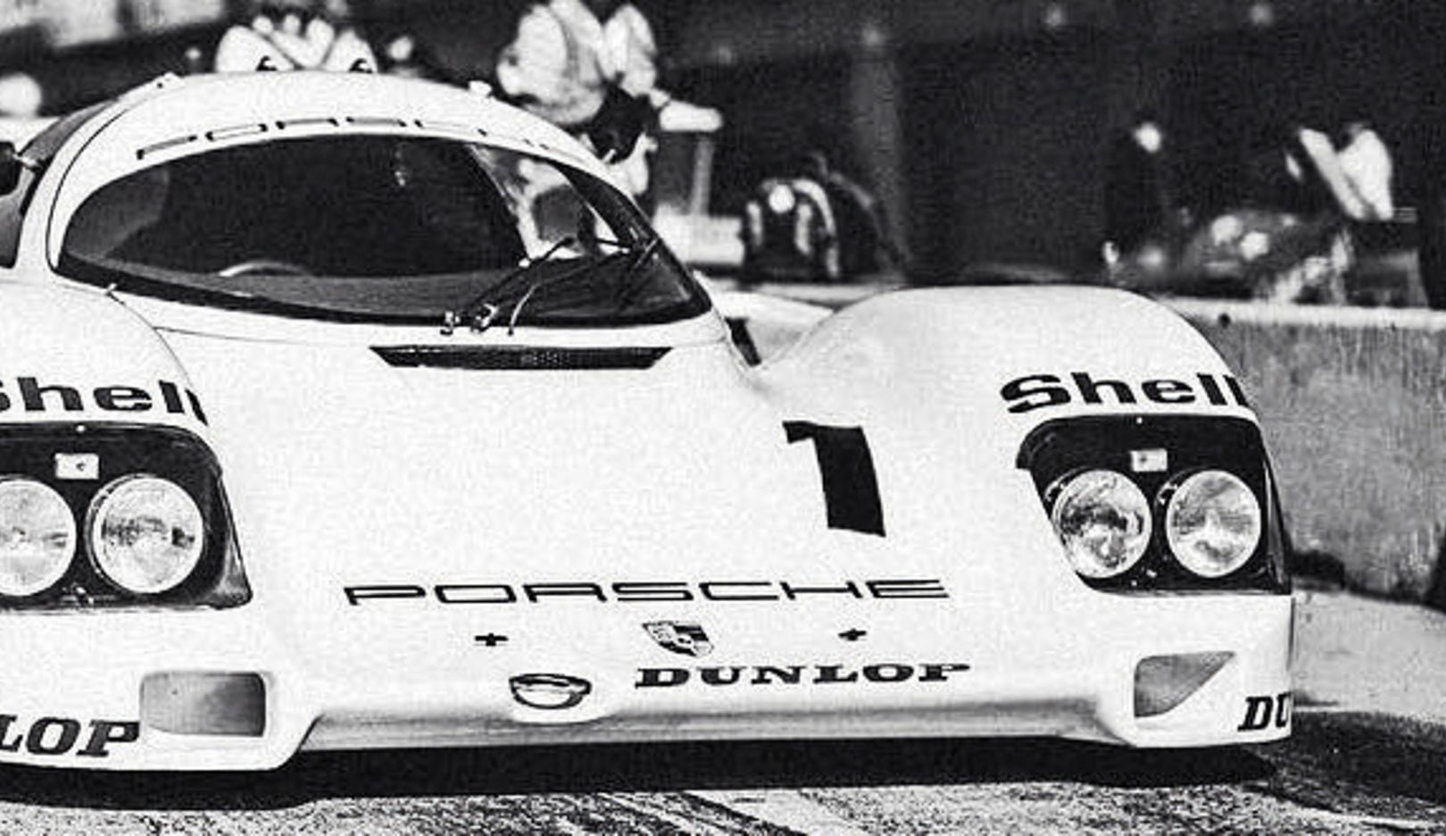 Reduziert: In Schwarz-Weiß offenbart sich das puristische Design dieses Porsche 962 perfekt.