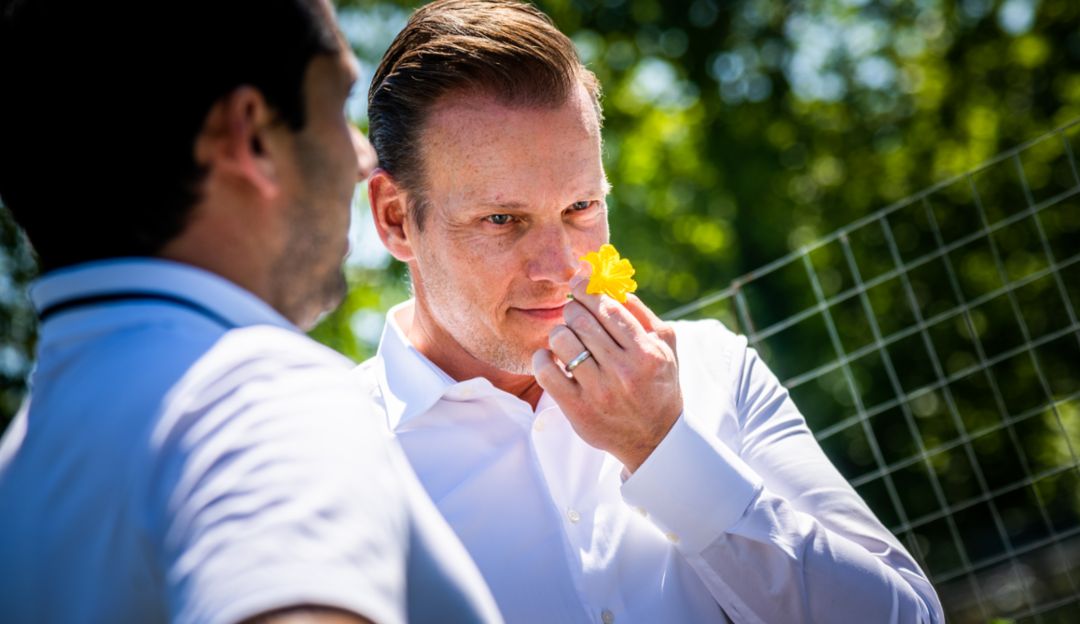 Frischer geht's nicht: Michael Glinski riecht an einer Gurkenblüte im Garten von Mattias Roock.
