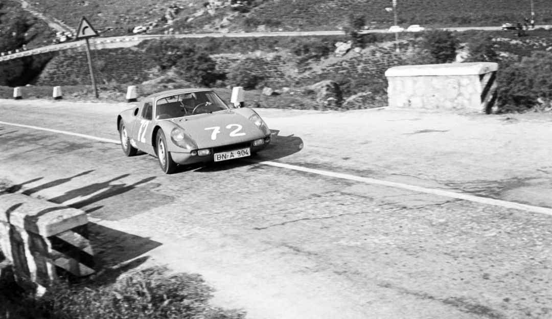 Bis heute gilt der in nur wenigen Monaten entwickelte 904 GTS als einer der formschönsten Rennwagen von Porsche. Eines seiner Markenzeichen und ein Schlüssel zum Erfolg: die perfekte Austarierung dank Mittelmotor.