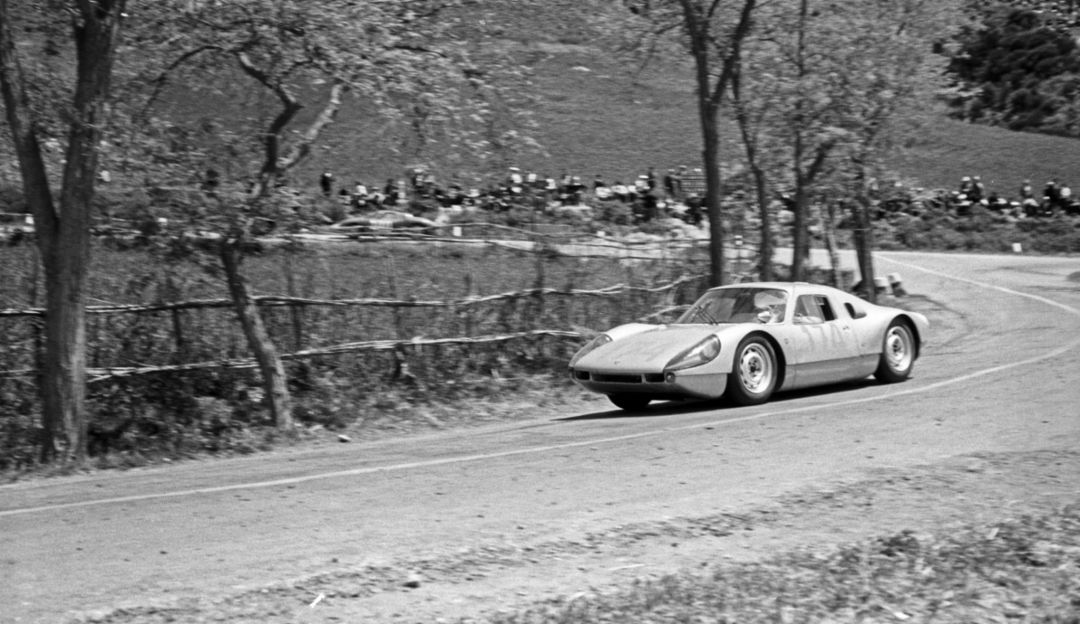 Für die schnittige Form zeichnete komplett Ferdinand Alexander „Butzi“ Porsche verantwortlich. 1962 begann er mit den ersten Skizzen.