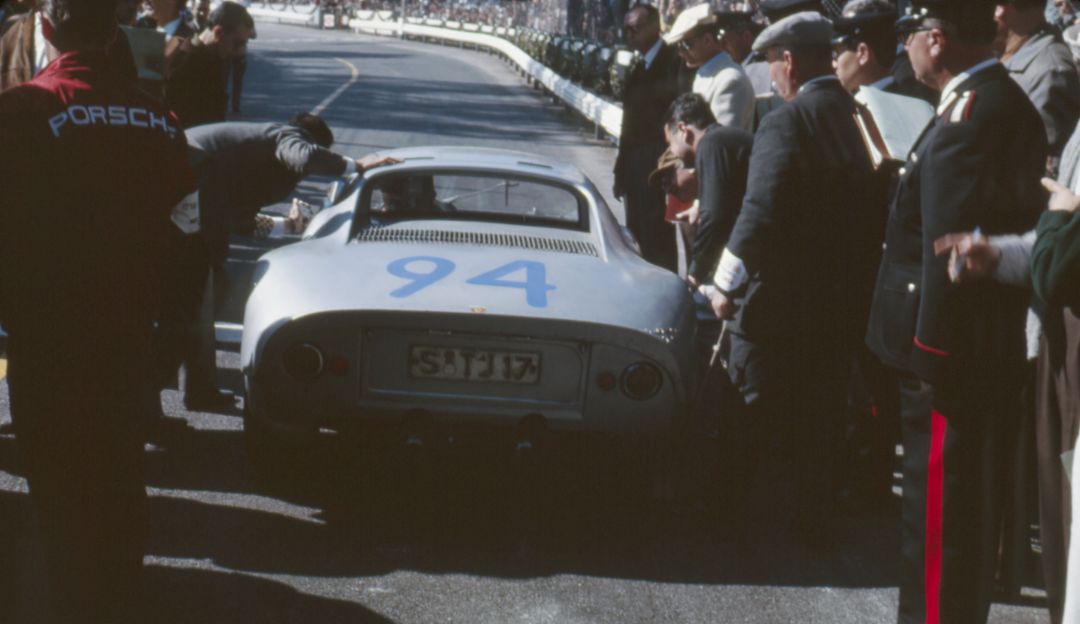 Der 904 war im Hinblick auf das 1964 in Kraft tretende FIA-Reglement für GT-Sportwagen konzipiert. Damals mussten Rennwagen noch eine Straßenzulassung haben.