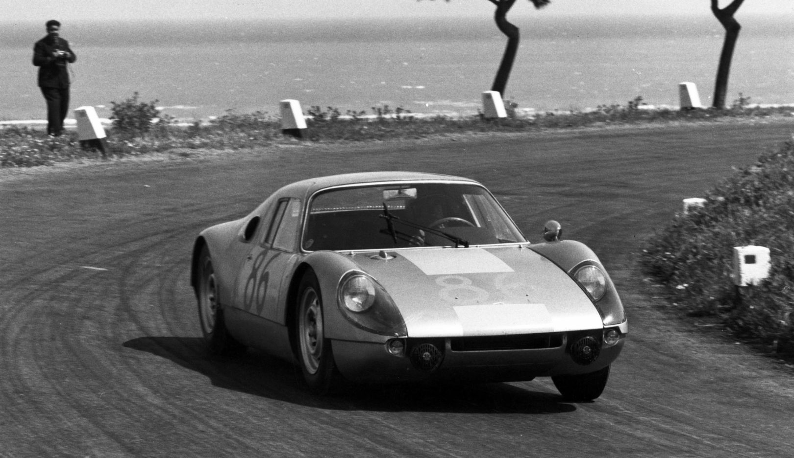 In the 1964 Targa Florio, the race car with the number 86 made it to the top of the overall ranking. The winners sitting inside were Colin Davis und Baron Antonio Pucci.
