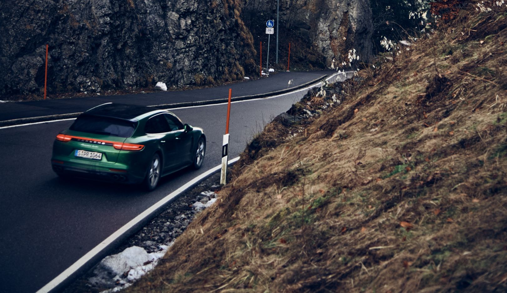 Porsche Panamera Turbo Sport Turismo: Kraftstoffverbrauch (in l/100 km), innerorts: 14,7, außerorts: 8,3, kombiniert: 10,6, CO₂-Emissionen kombiniert (g/km): 243 