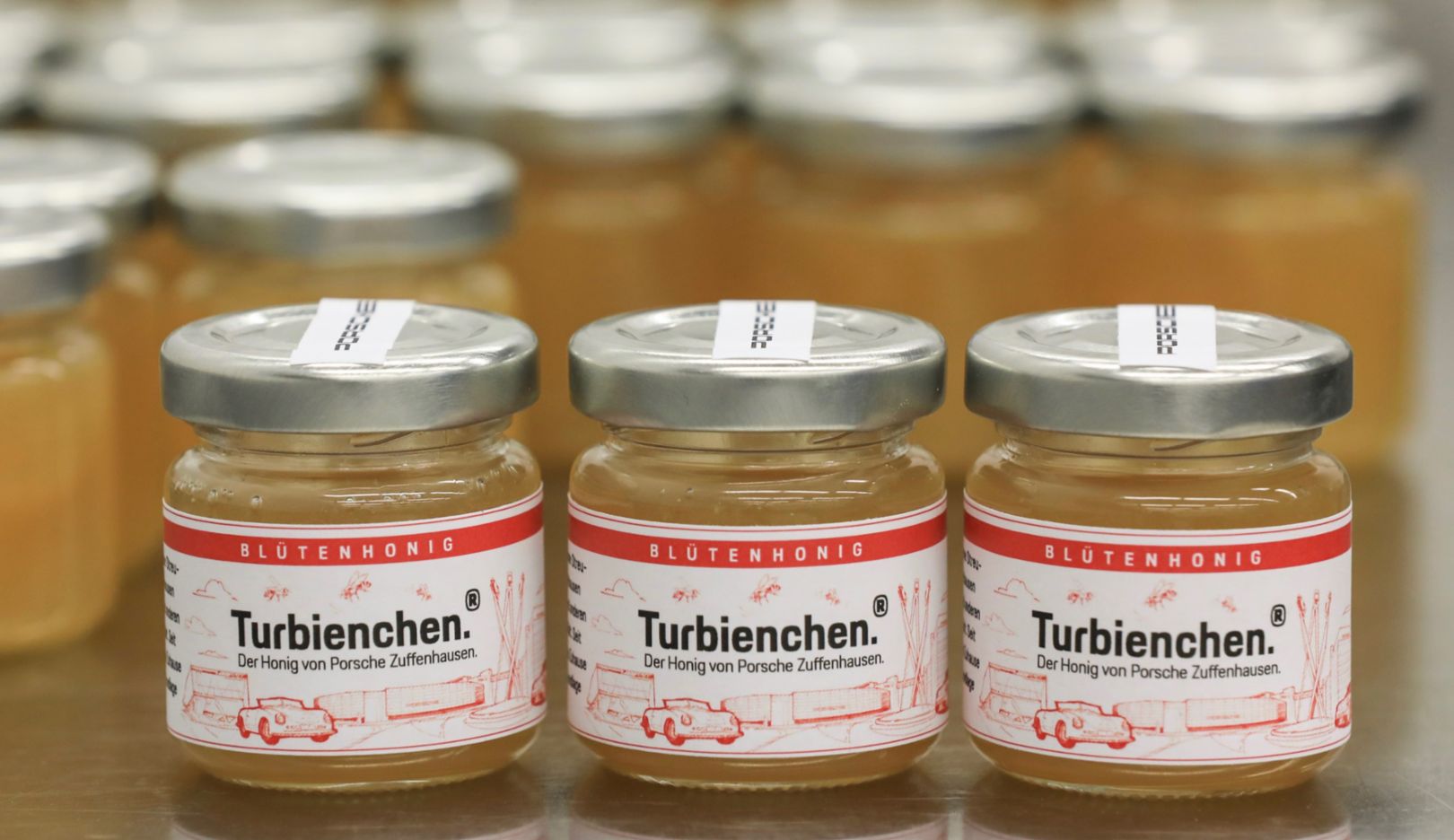 Porsche Erntet Den Ersten Honig In Zuffenhausen