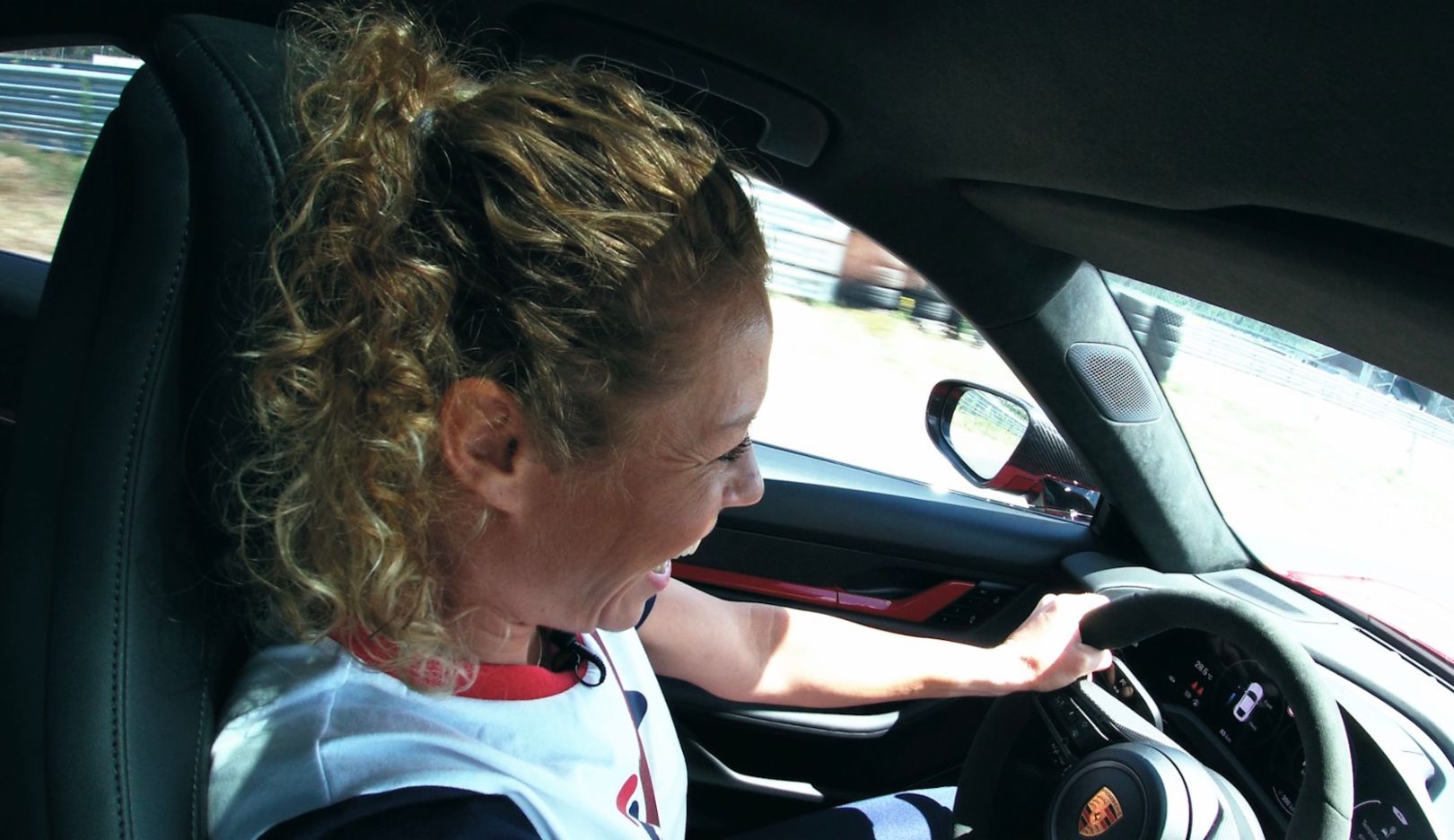 Laura Siegemund: Eindrucksvolles Fahrerlebnis mit dem Taycan Turbo S