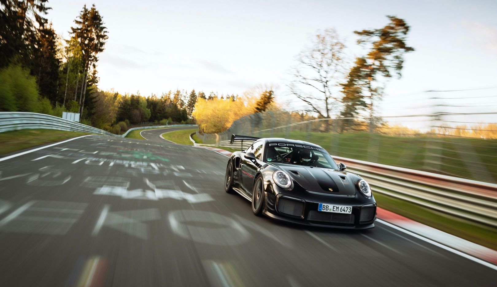 Porsche ставит новый рекорд круга 6:43,300 минуты 