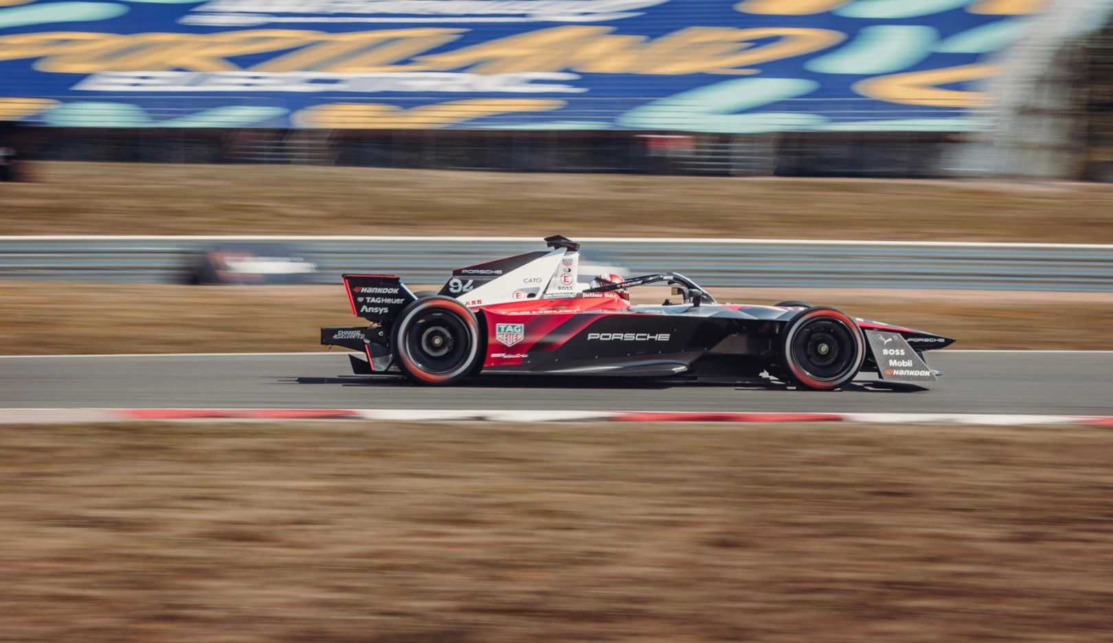 Zwei Porsche 99X Electric bereit für die Formel-E-Premiere in