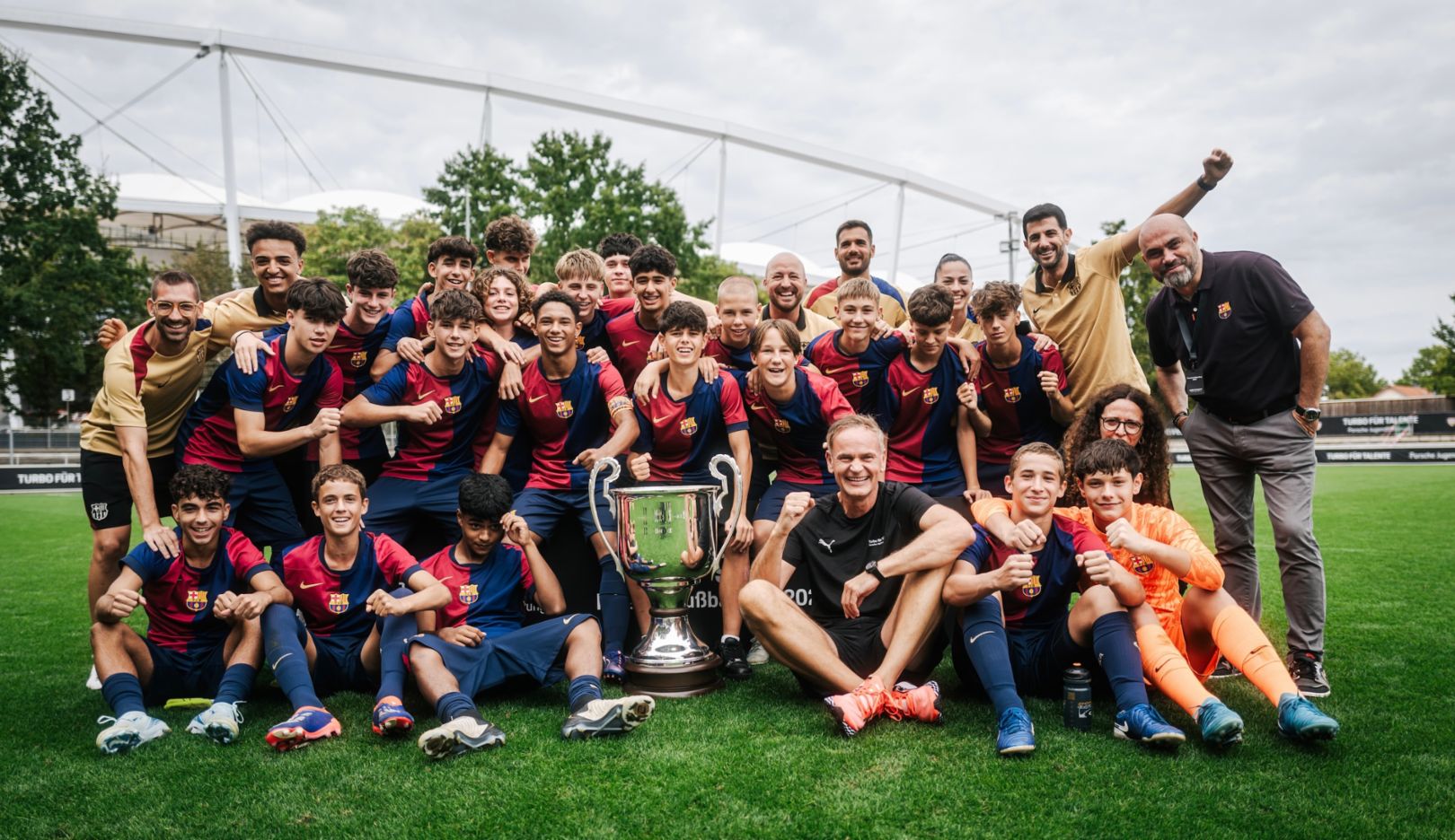 FC Barcelona, Sieger Porsche Fußball Cup, Oliver Blume, Vorstandsvorsitzender der Dr. Ing. h.c. F. Porsche AG, 2024, Porsche AG
