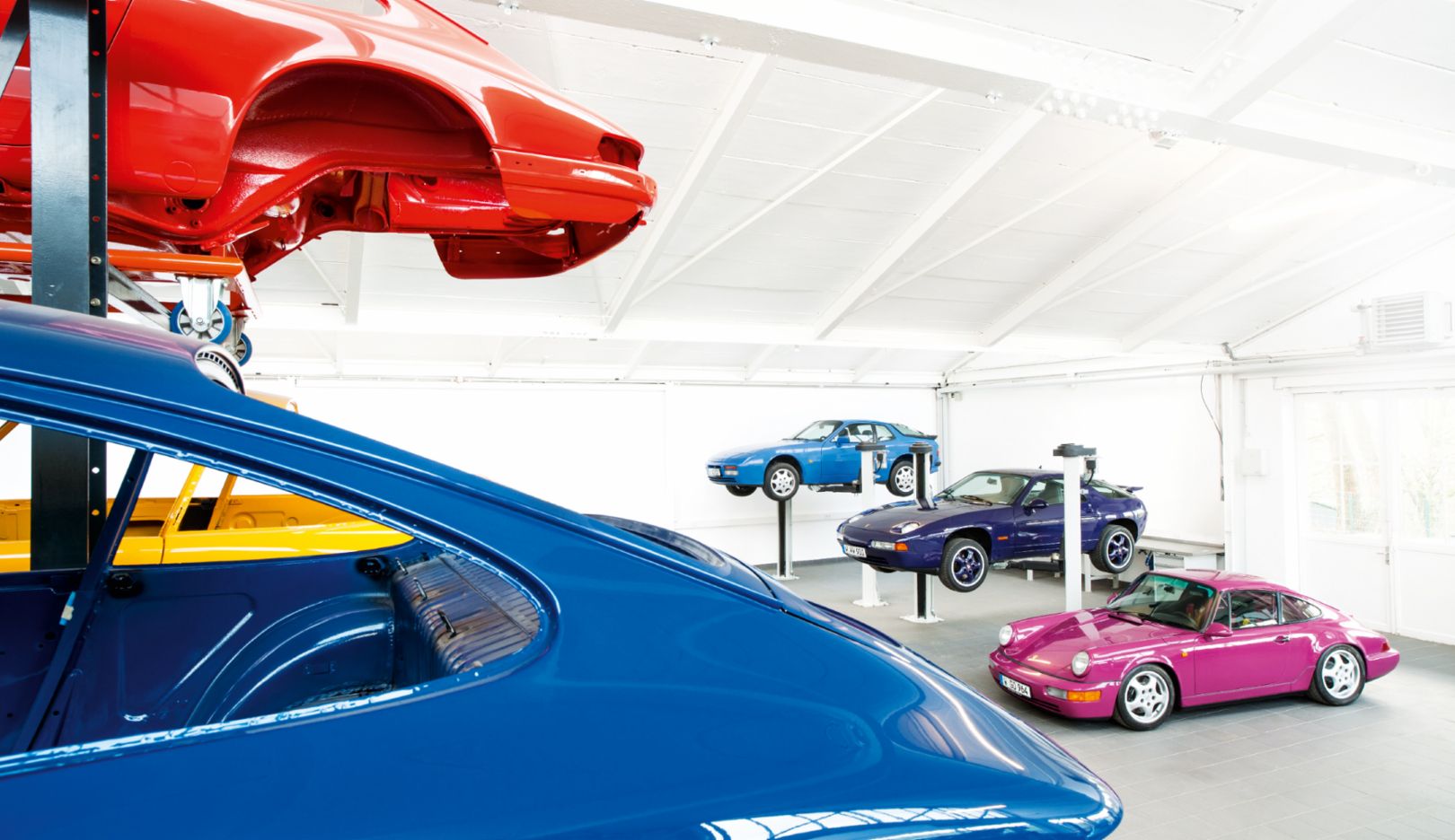 944 S2 in maritime blue, 928 in amaranth violet, 964 Carrera RS in star ruby, l-r, 2016, Porsche AG