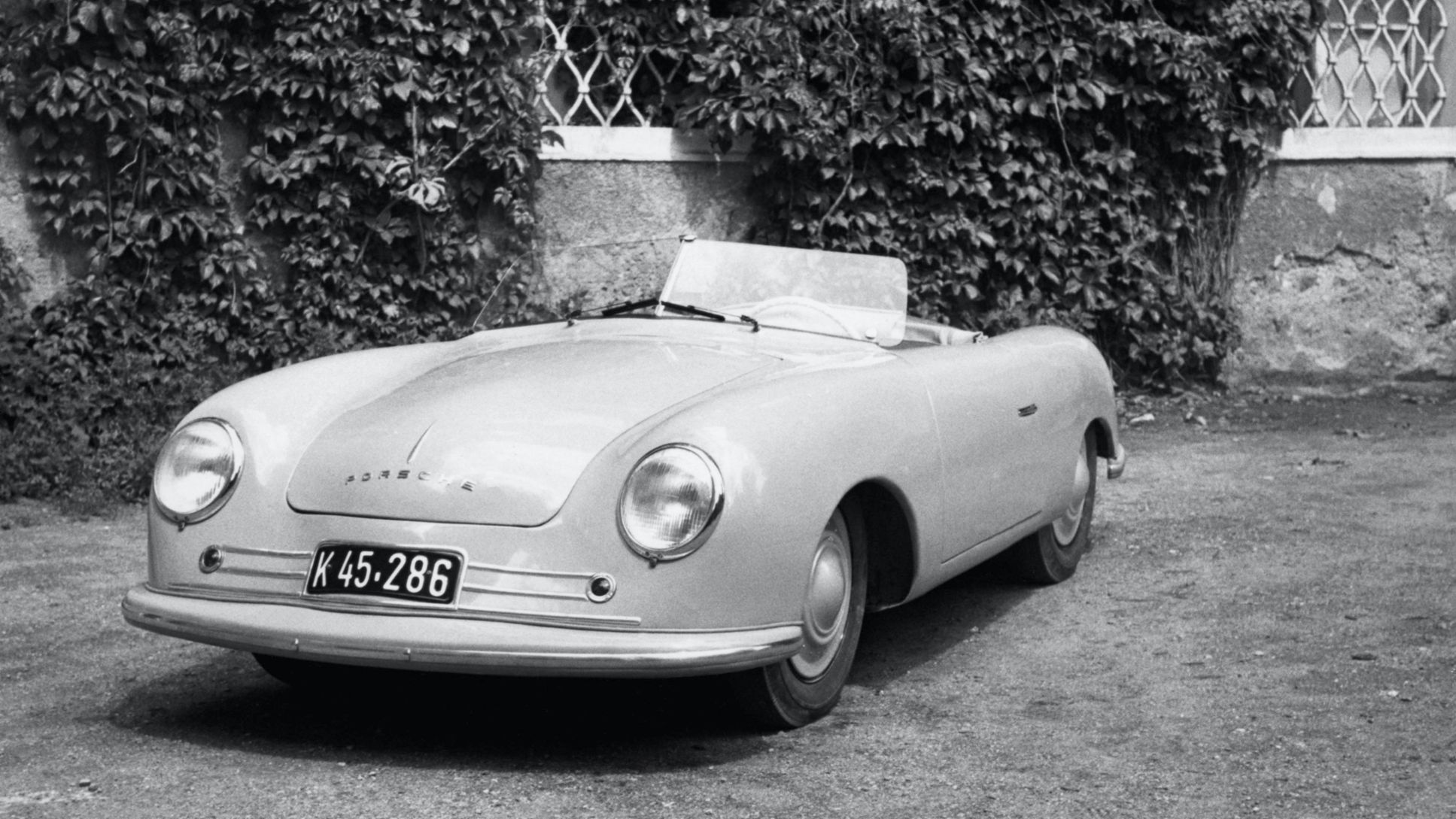 1948: Der Porsche 356-001 Roadster, den Ferry Porsche als ersten 356-Typ zwischen 1947 und 148 gebaut hatte, 2018, Porsche AG
