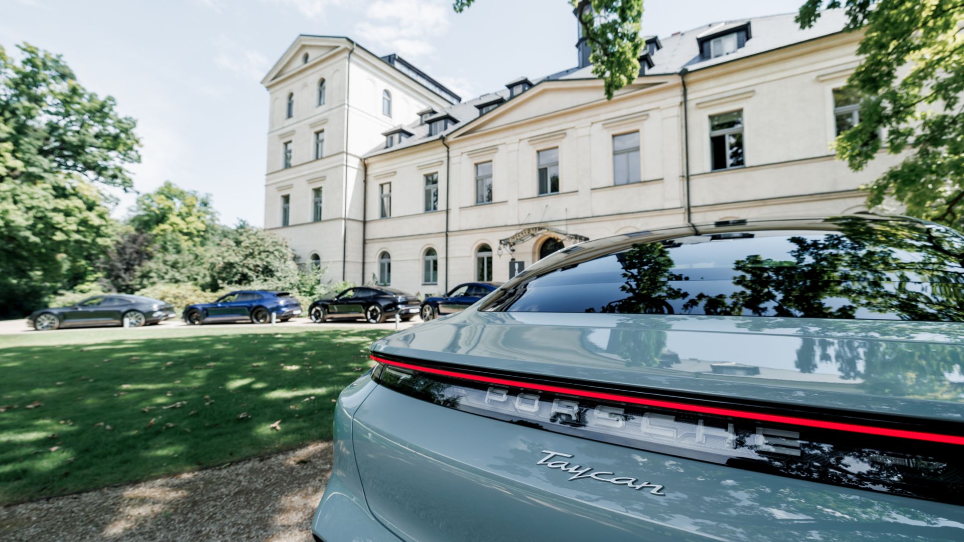 Porsche Taycan v Chateau Mcely