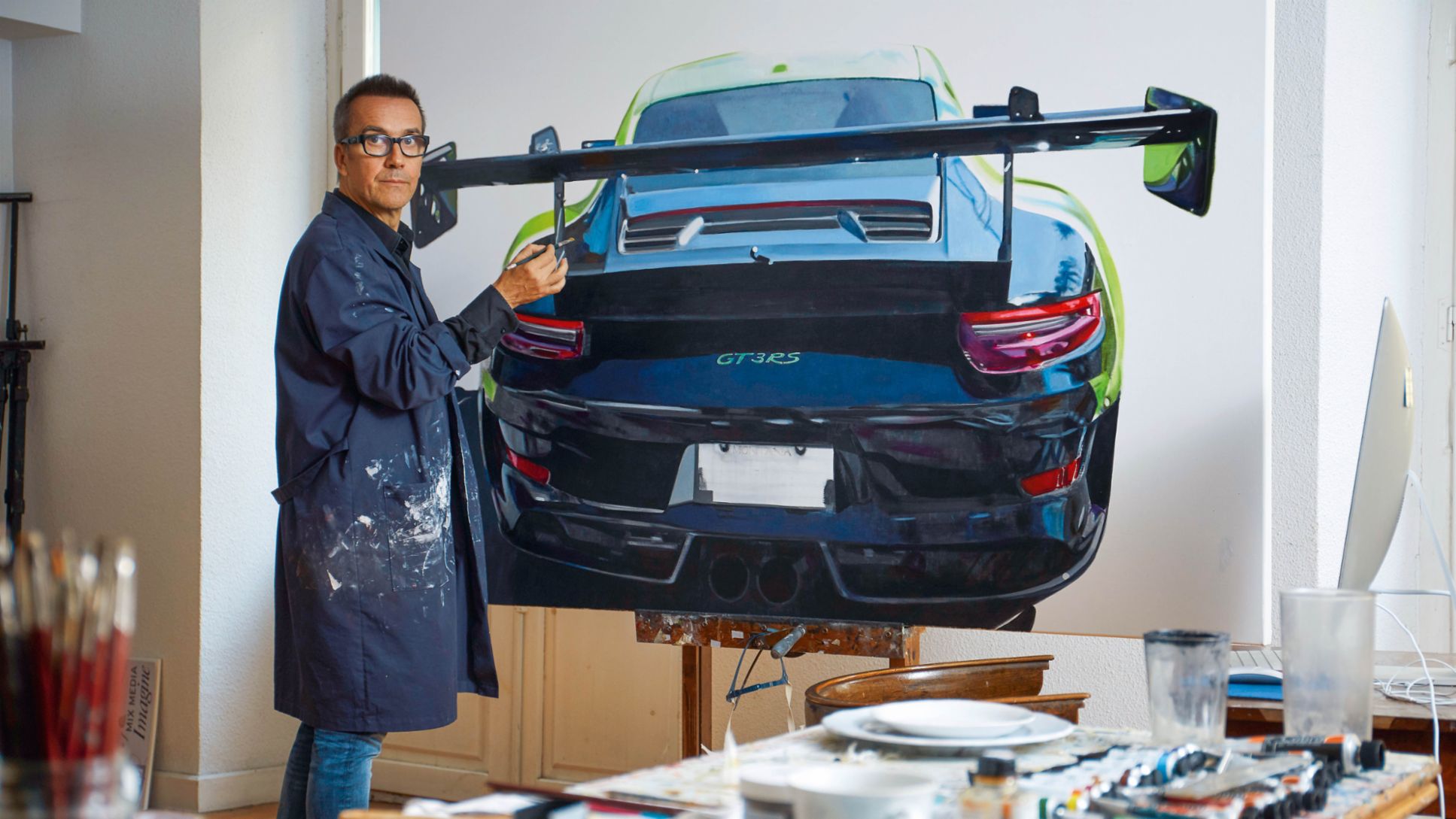José María de Huarte Solchaga mientras termina un cuadro de un 911 GT3, 2022, Porsche Ibérica