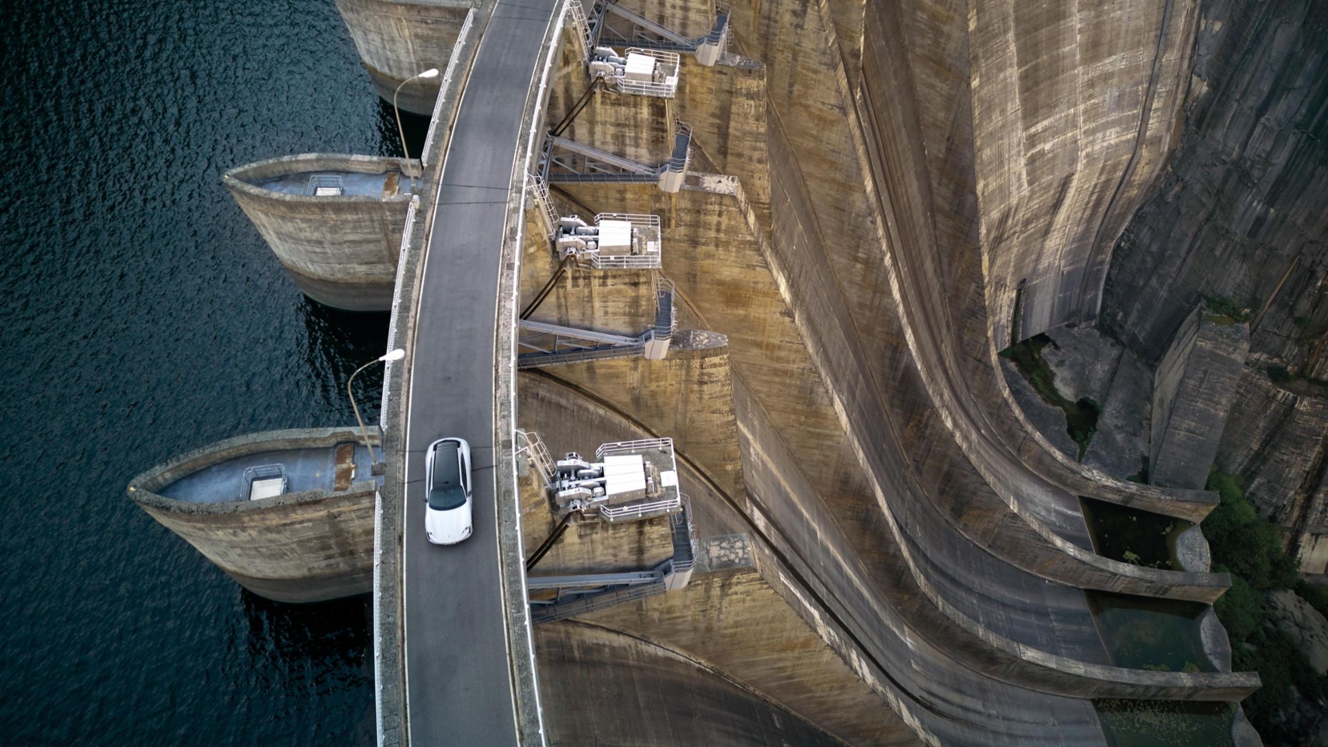Porsche Taycan Turbo S Cross Turismo, central hidroeléctrica Aldeadávila, 2023, Porsche Ibérica