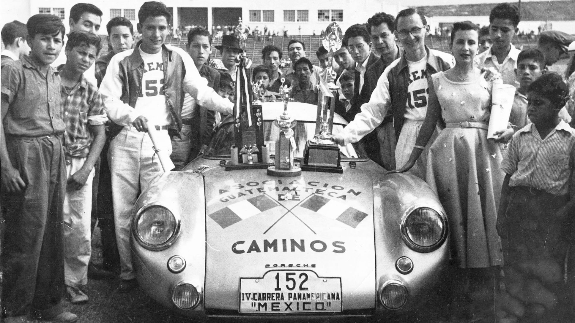 Carlos A. González y José Herrarte (i-d), Porsche 550 Coupé, Carrera Panamericana de 1953, 2023, Porsche AG